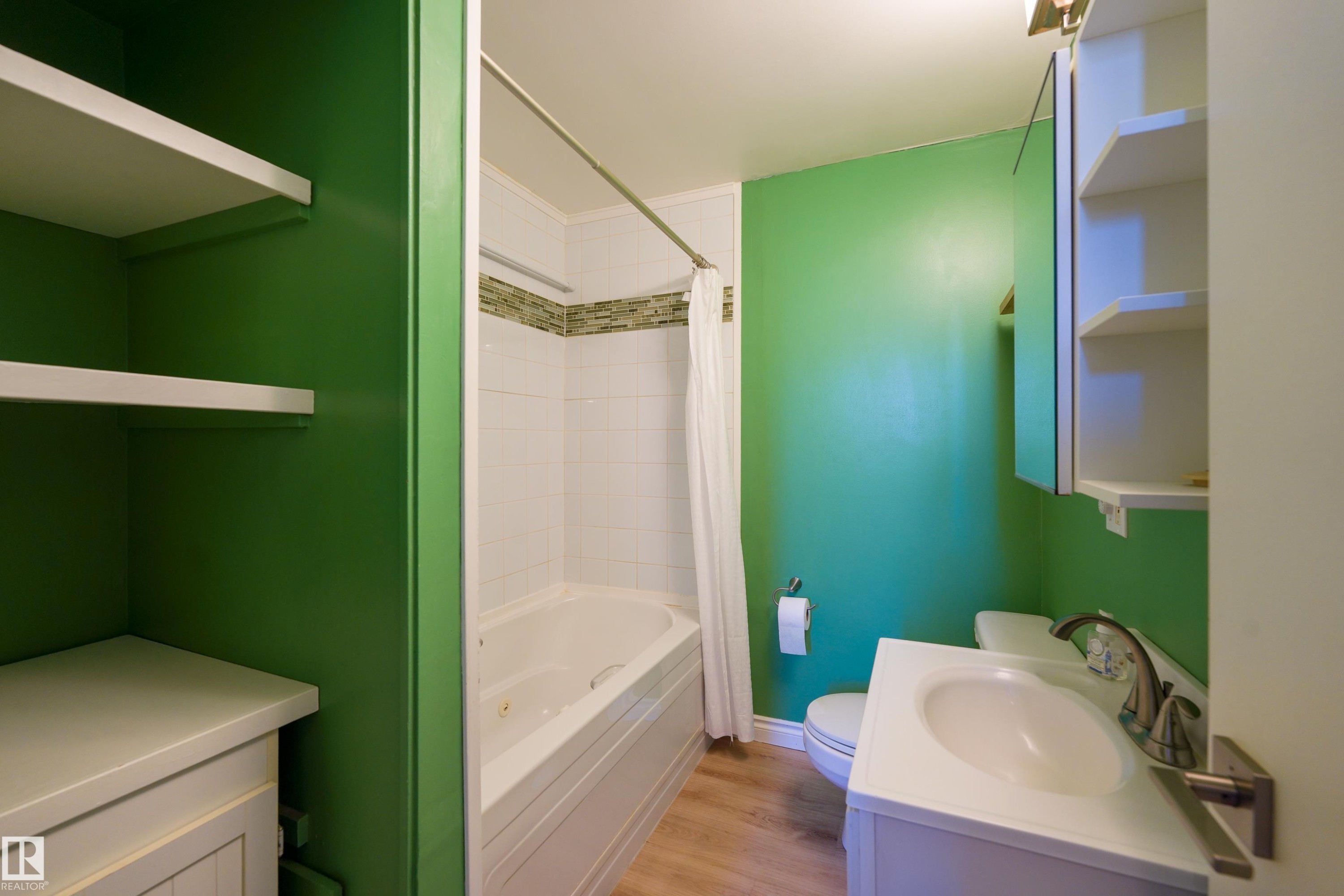 8920A 144 Avenue Nw, Edmonton, AB - Indoor Photo Showing Bathroom