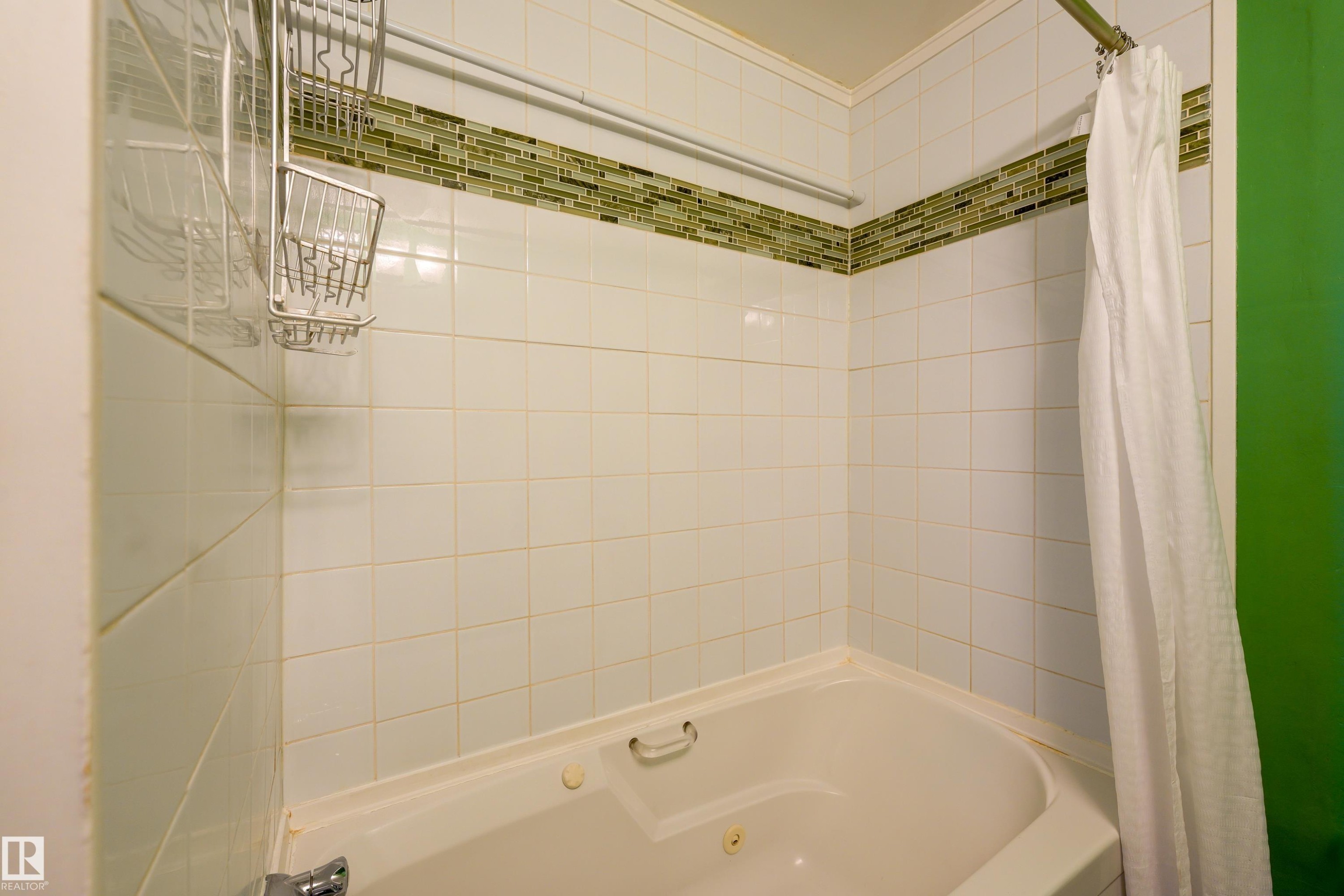 8920A 144 Avenue Nw, Edmonton, AB - Indoor Photo Showing Bathroom