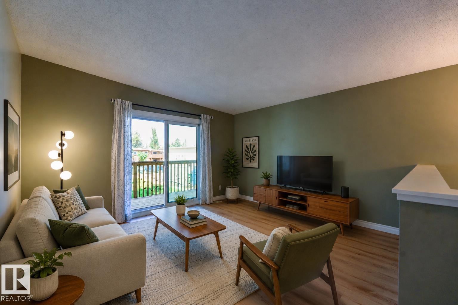 8920A 144 Avenue Nw, Edmonton, AB - Indoor Photo Showing Living Room