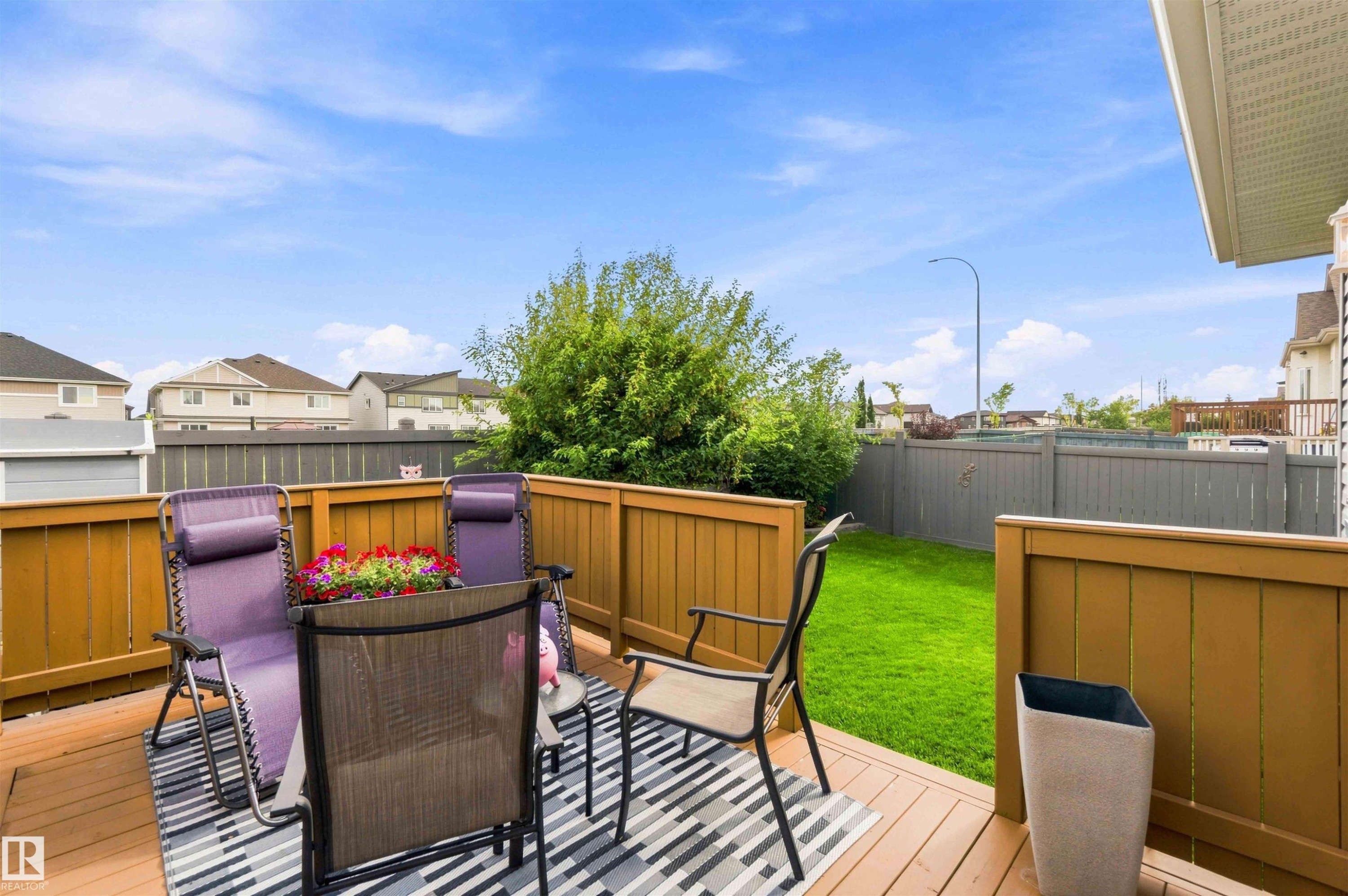 Wood-finish deck with a perimeter railing - 6320 166 Avenue Nw, Edmonton, AB - Outdoor With Deck Patio Veranda