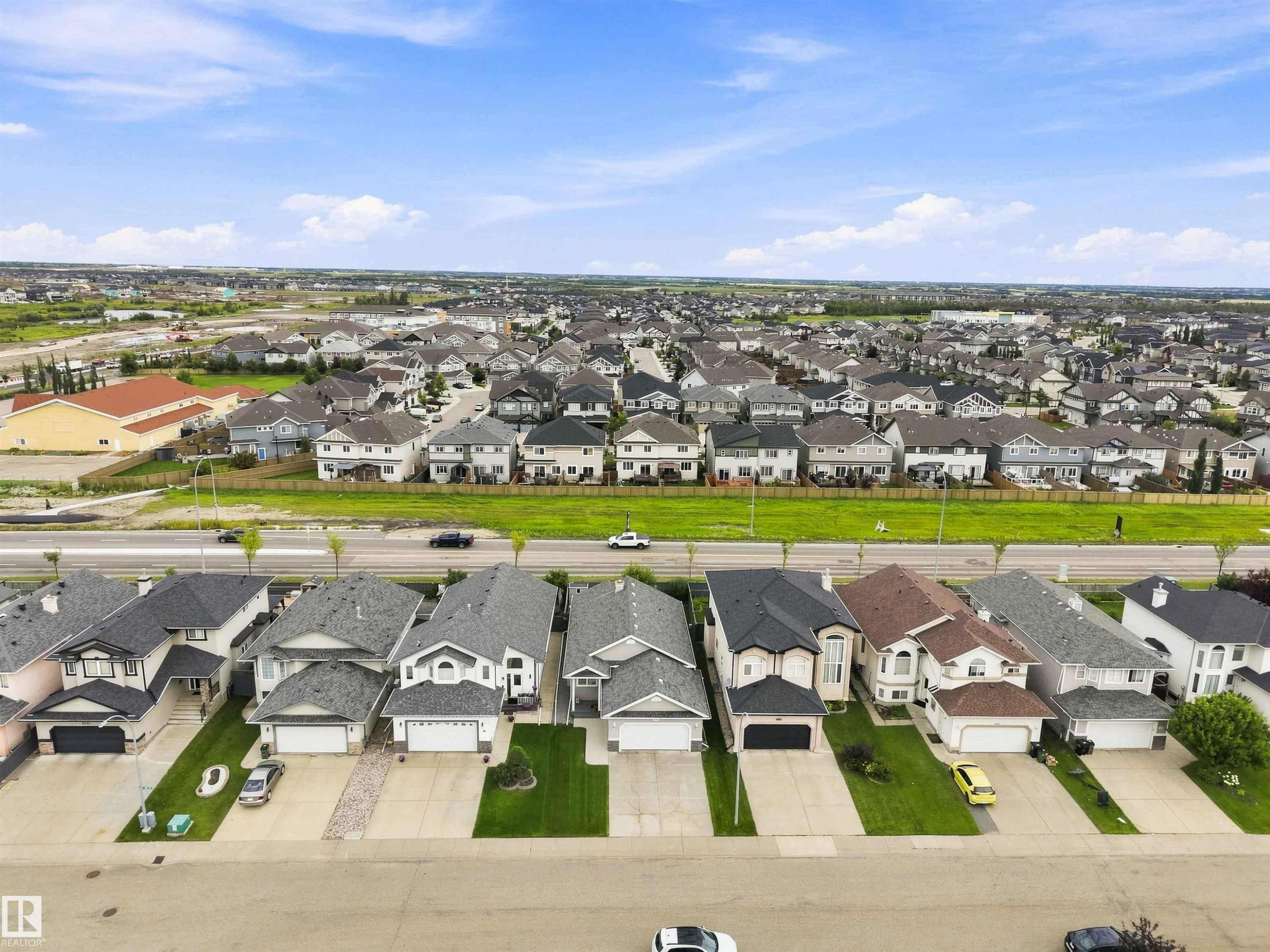 Residential community featuring diverse home styles and manicured lawns - 6320 166 Avenue Nw, Edmonton, AB - Outdoor With View