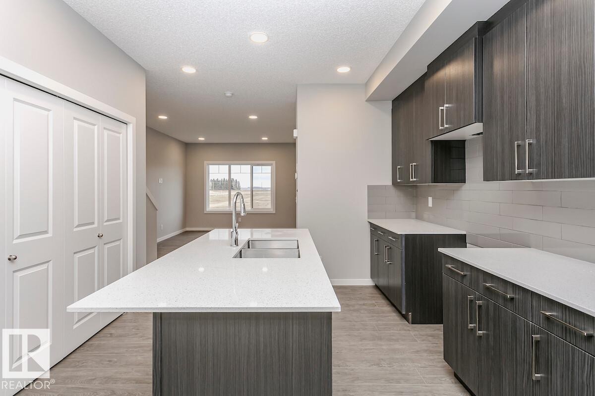 306 Hawthorn Way, Leduc, AB - Indoor Photo Showing Kitchen With Upgraded Kitchen