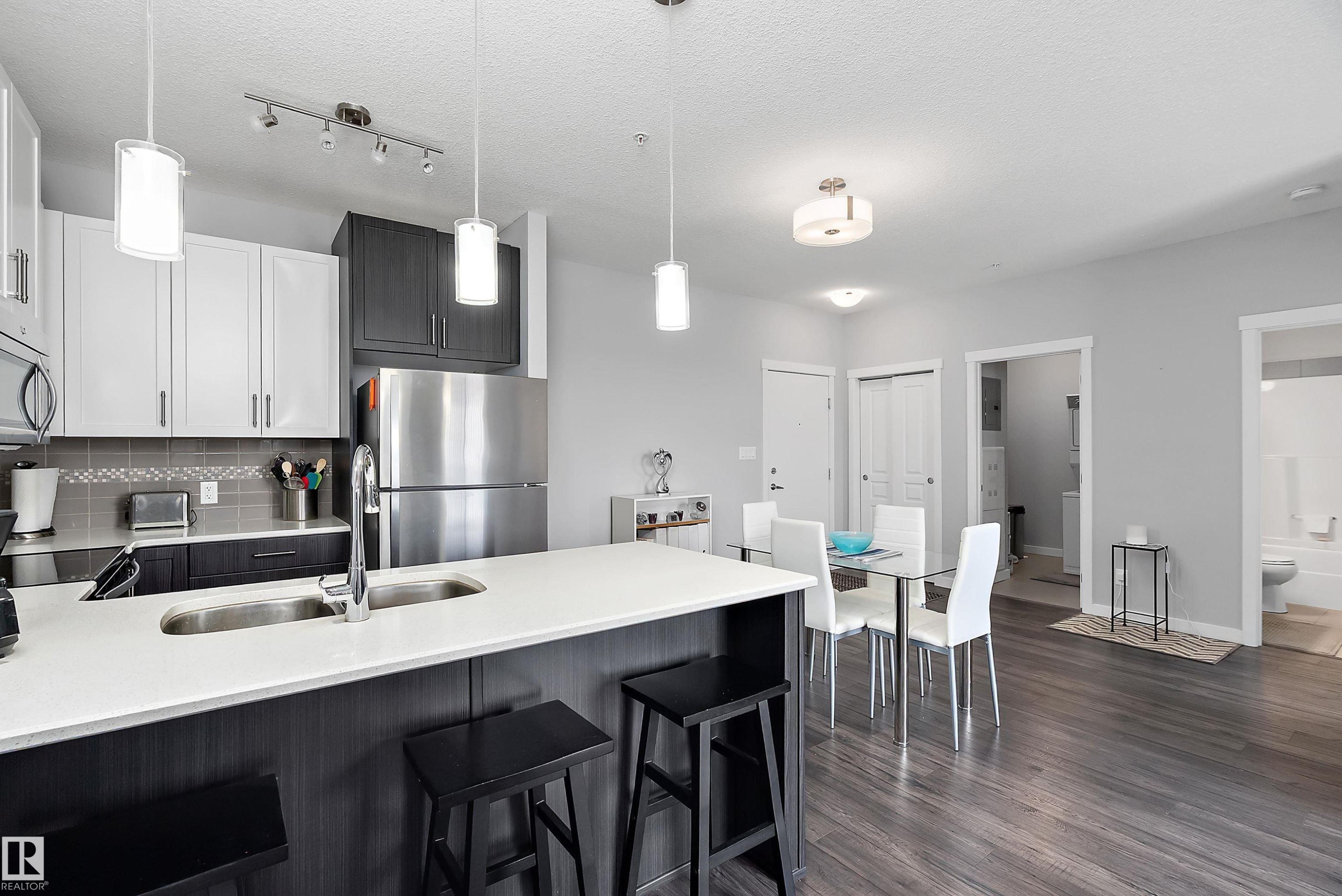 #407 812 Welsh Dr Sw, Edmonton, AB - Indoor Photo Showing Kitchen With Double Sink With Upgraded Kitchen