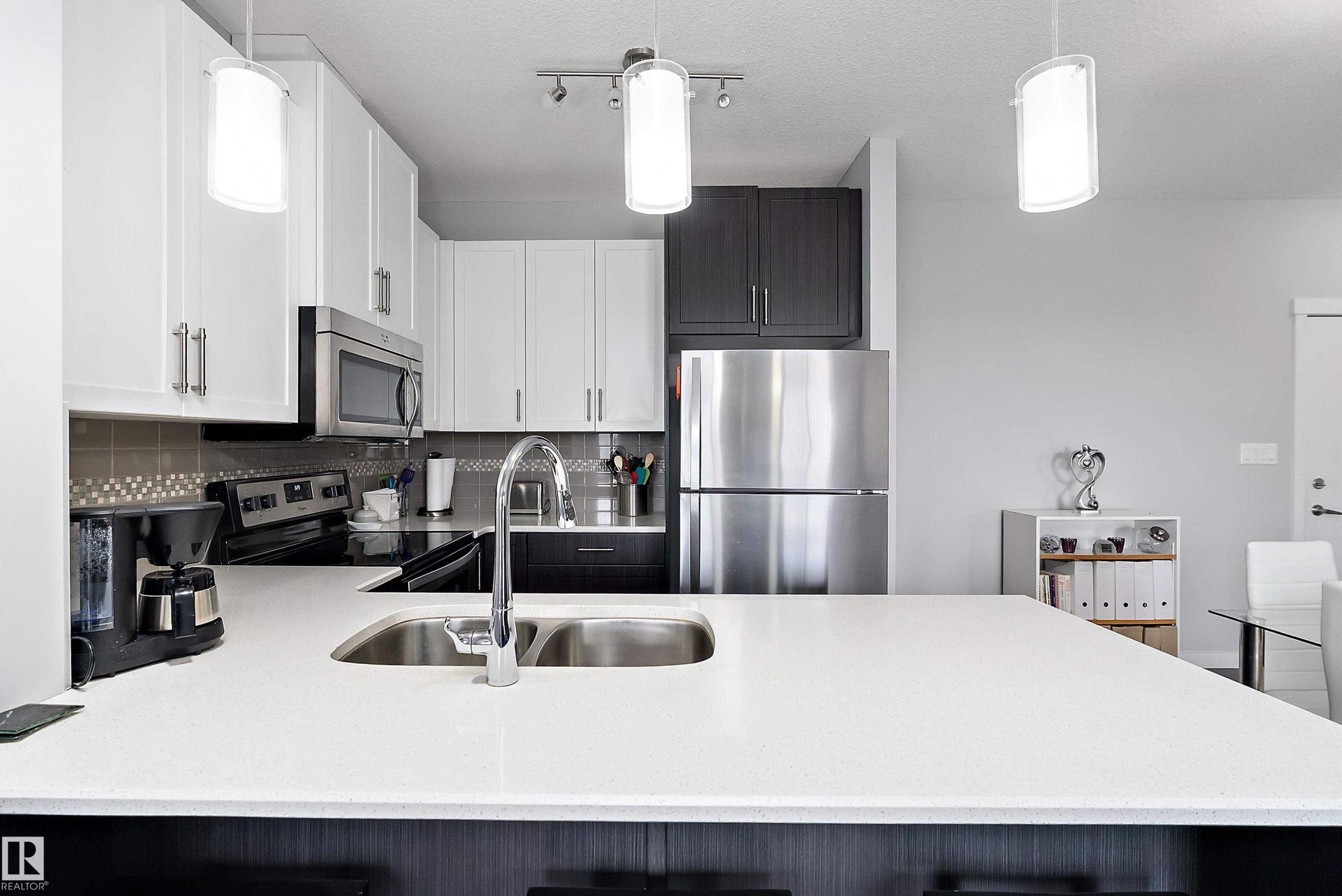 #407 812 Welsh Dr Sw, Edmonton, AB - Indoor Photo Showing Kitchen With Double Sink