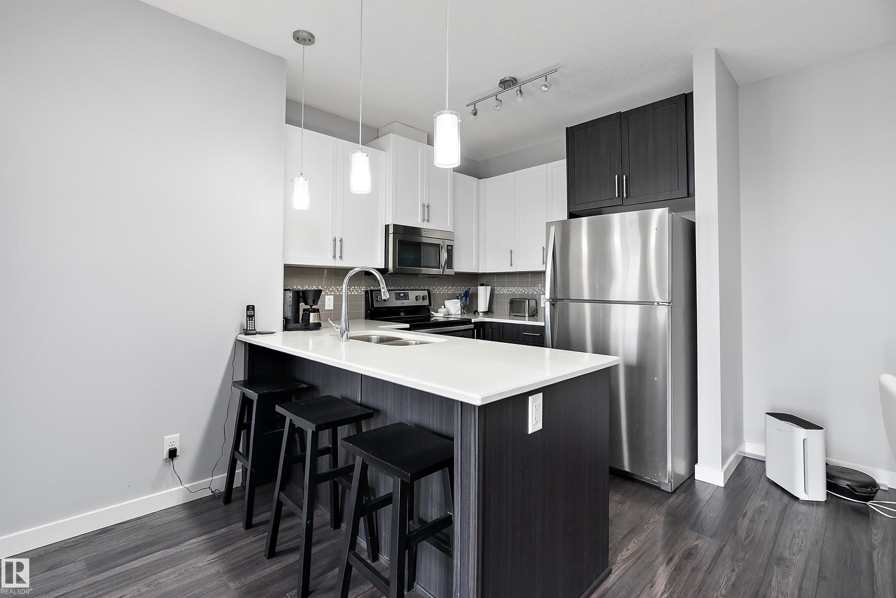 #407 812 Welsh Dr Sw, Edmonton, AB - Indoor Photo Showing Kitchen With Double Sink With Upgraded Kitchen