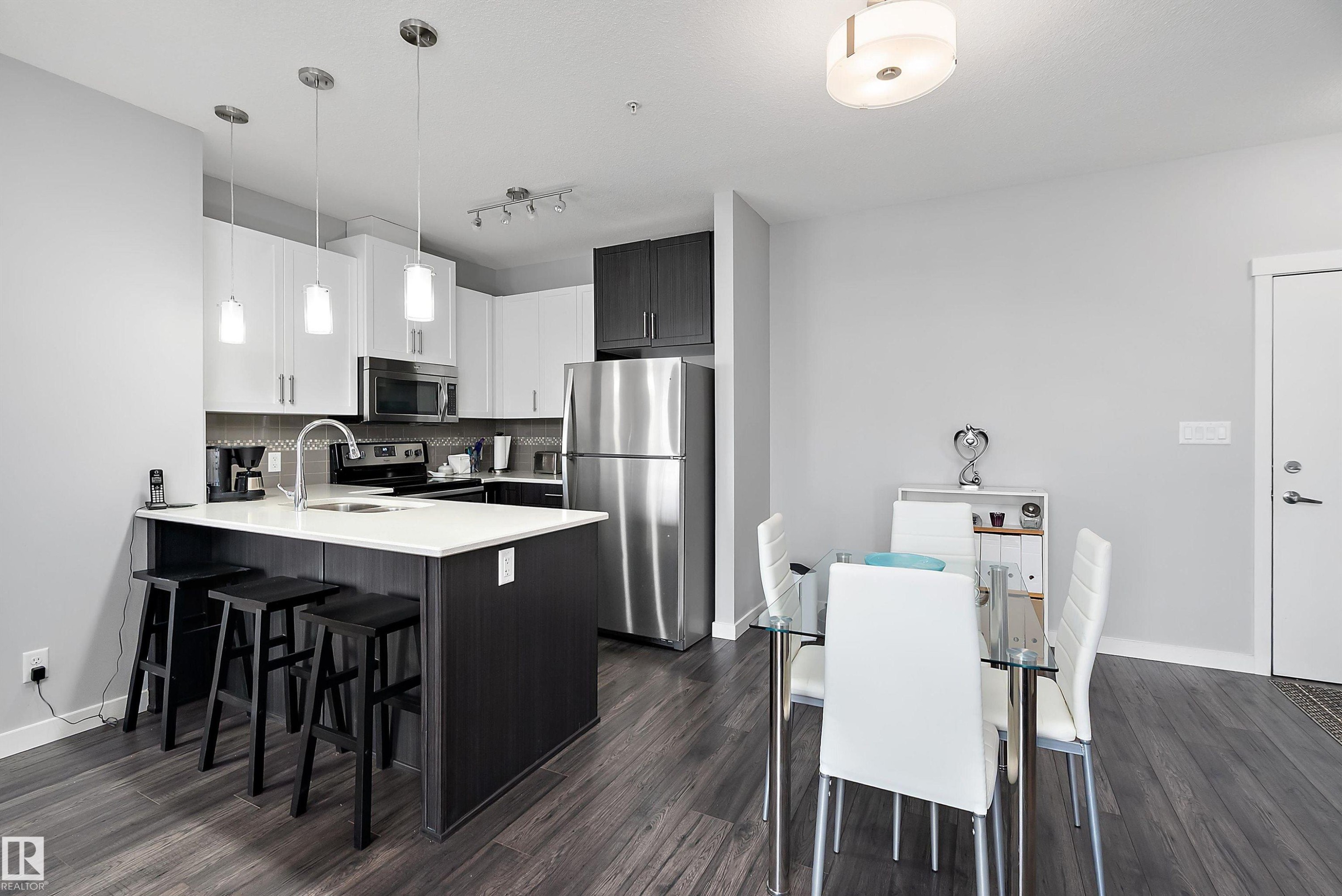 #407 812 Welsh Dr Sw, Edmonton, AB - Indoor Photo Showing Kitchen With Upgraded Kitchen