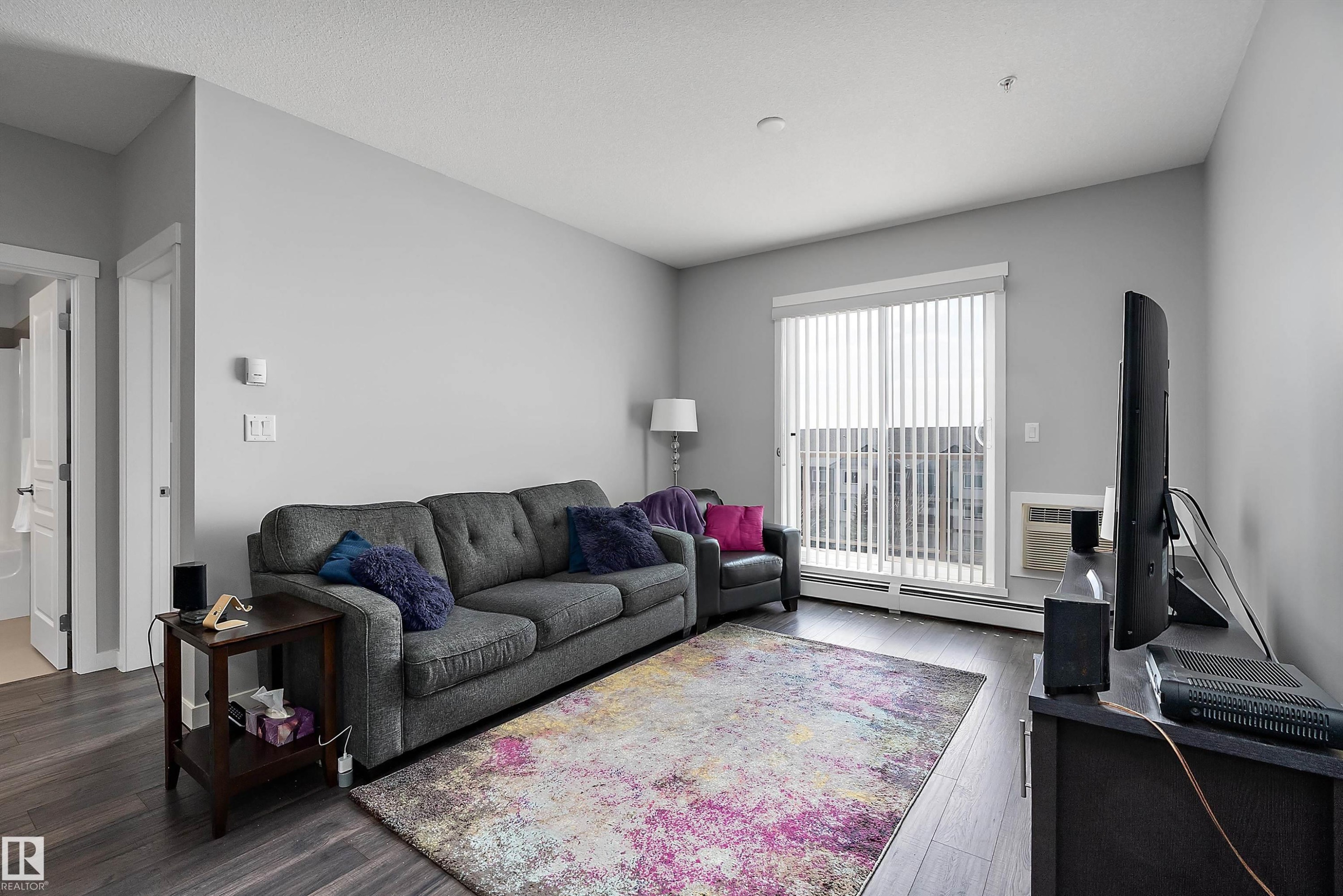 #407 812 Welsh Dr Sw, Edmonton, AB - Indoor Photo Showing Living Room
