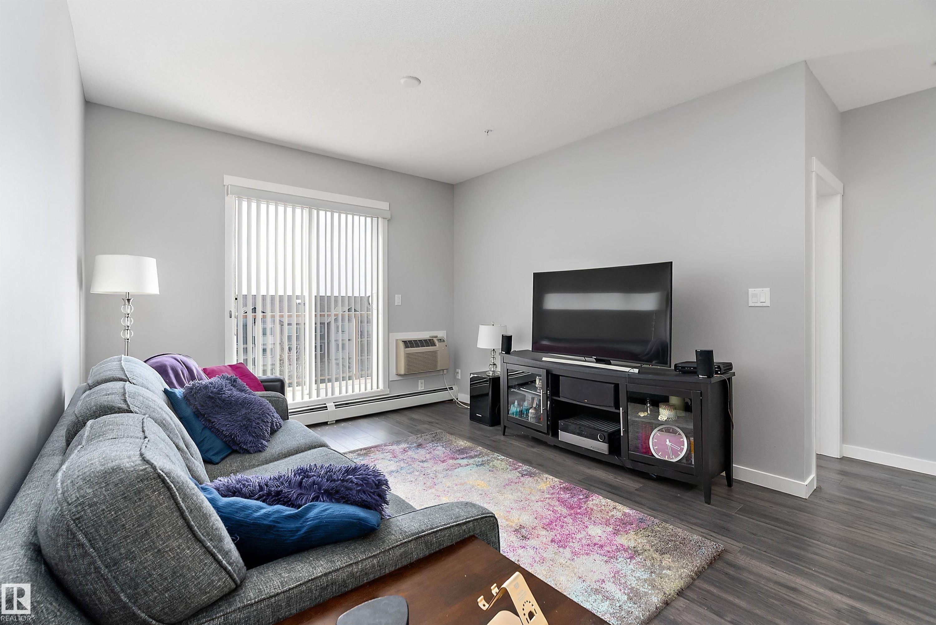 #407 812 Welsh Dr Sw, Edmonton, AB - Indoor Photo Showing Living Room