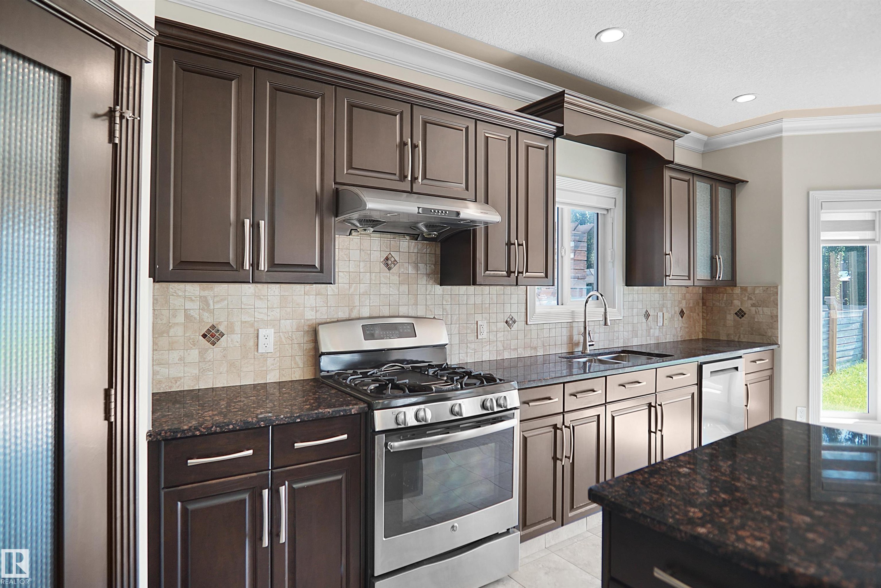 14037 161A Avenue Nw, Edmonton, AB - Indoor Photo Showing Kitchen With Upgraded Kitchen
