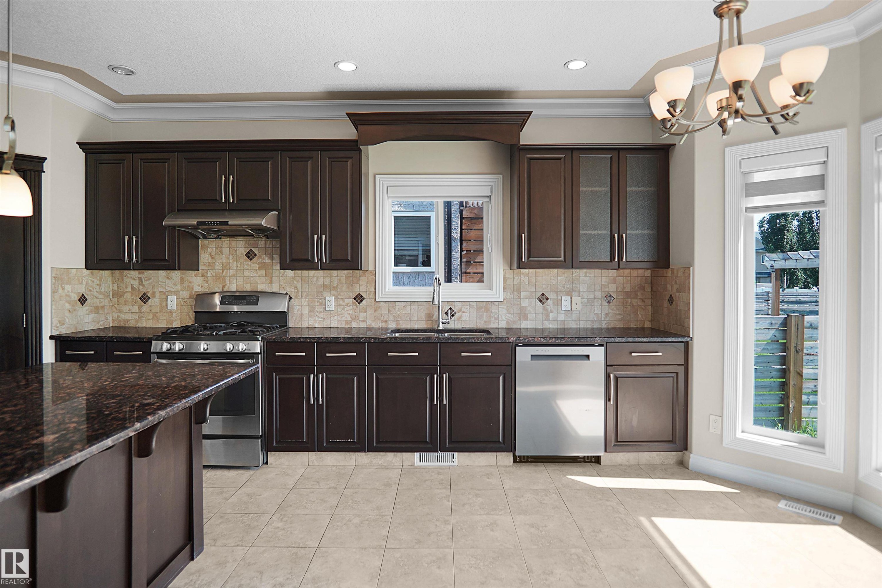 14037 161A Avenue Nw, Edmonton, AB - Indoor Photo Showing Kitchen With Upgraded Kitchen