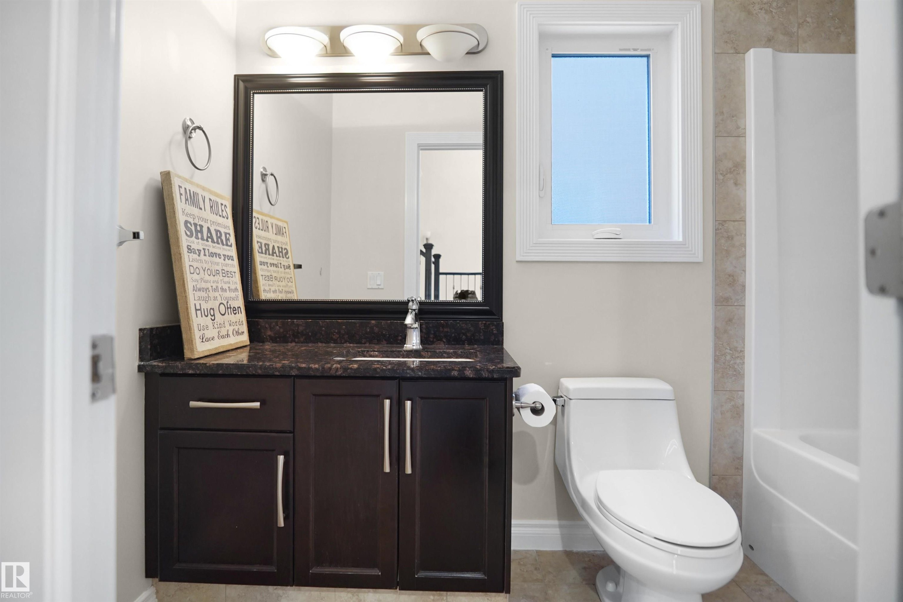 14037 161A Avenue Nw, Edmonton, AB - Indoor Photo Showing Bathroom