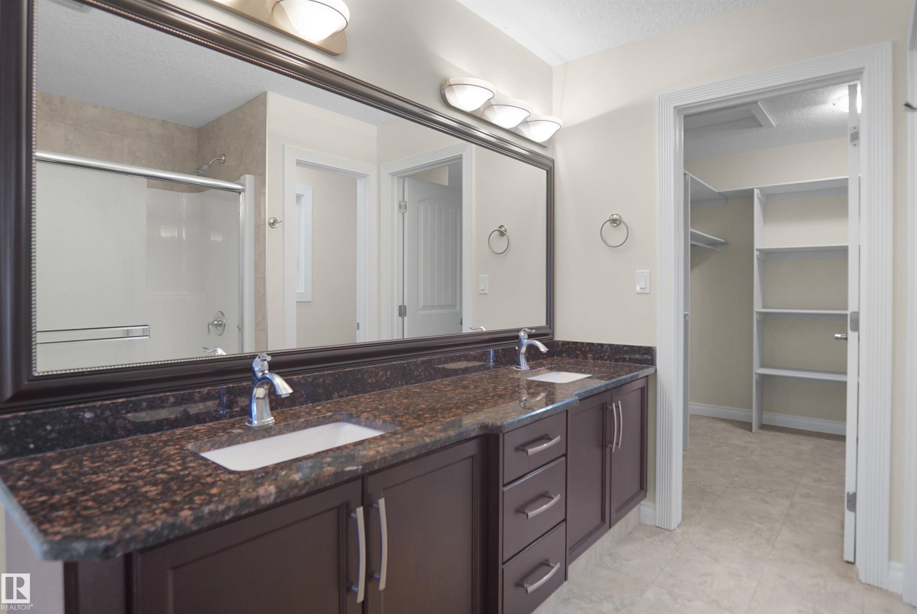 14037 161A Avenue Nw, Edmonton, AB - Indoor Photo Showing Bathroom