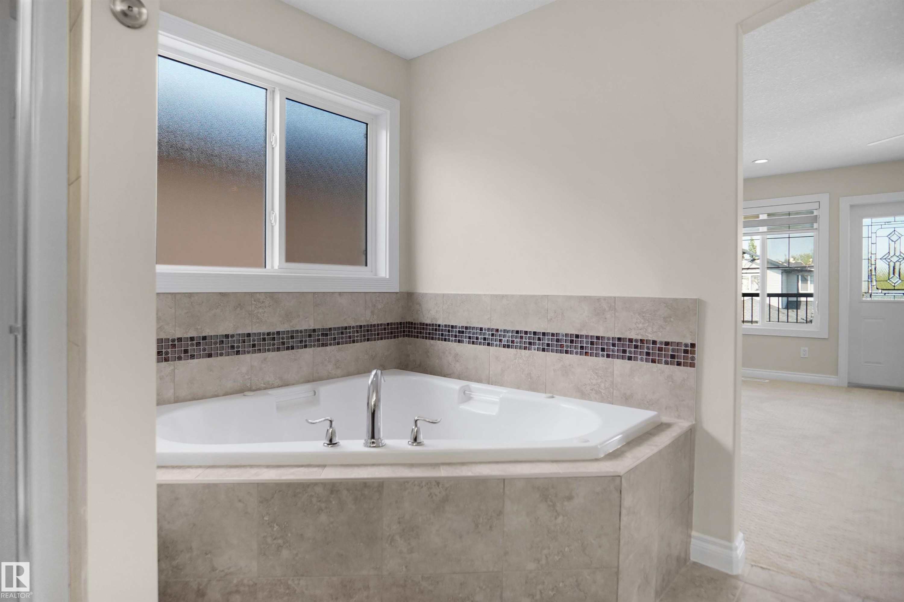 14037 161A Avenue Nw, Edmonton, AB - Indoor Photo Showing Bathroom
