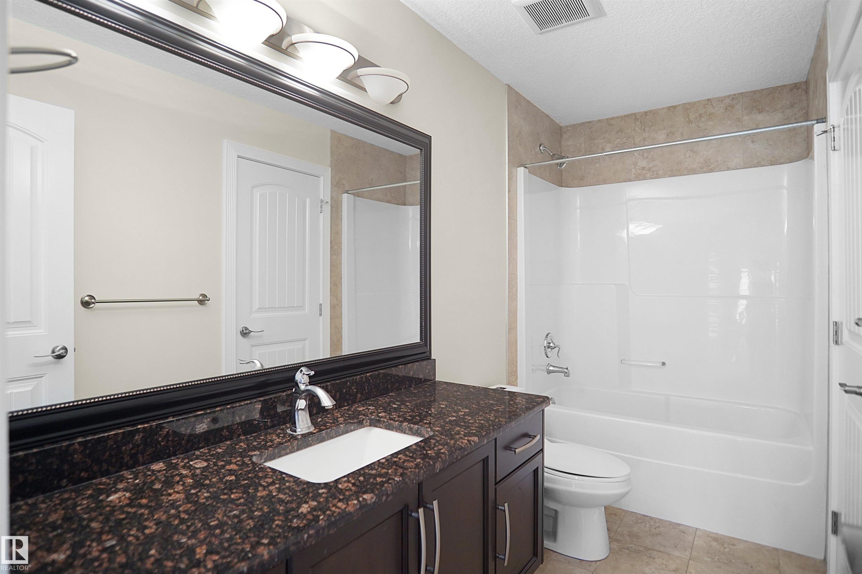 14037 161A Avenue Nw, Edmonton, AB - Indoor Photo Showing Bathroom
