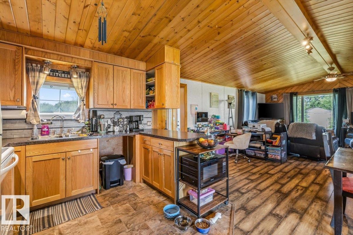 54115 Range Road 270, Rural Sturgeon County, AB - Indoor Photo Showing Kitchen