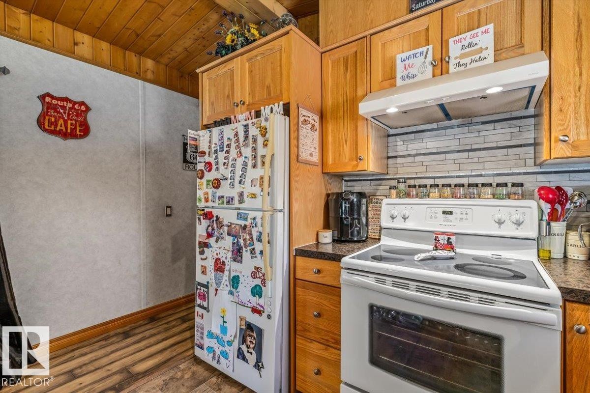 54115 Range Road 270, Rural Sturgeon County, AB - Indoor Photo Showing Kitchen