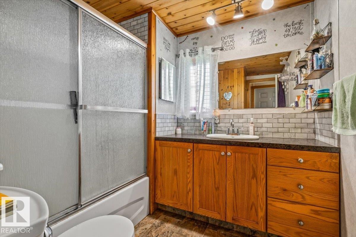 54115 Range Road 270, Rural Sturgeon County, AB - Indoor Photo Showing Bathroom