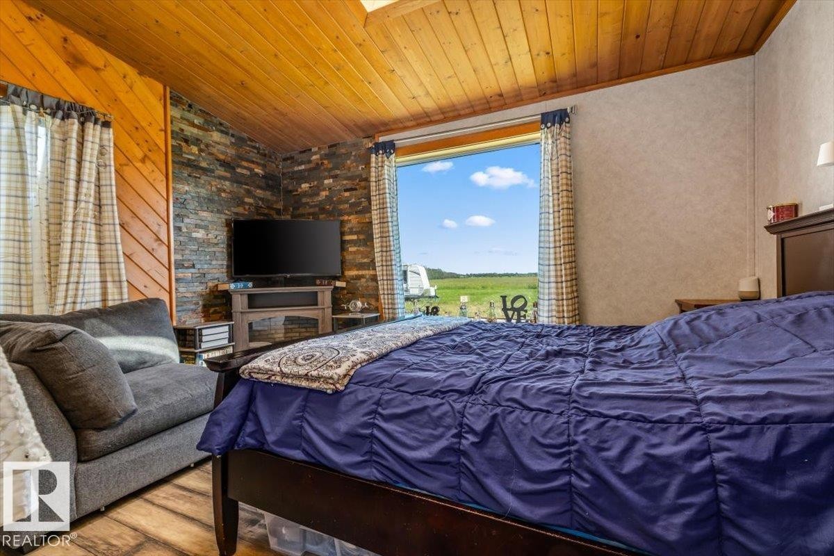 54115 Range Road 270, Rural Sturgeon County, AB - Indoor Photo Showing Bedroom
