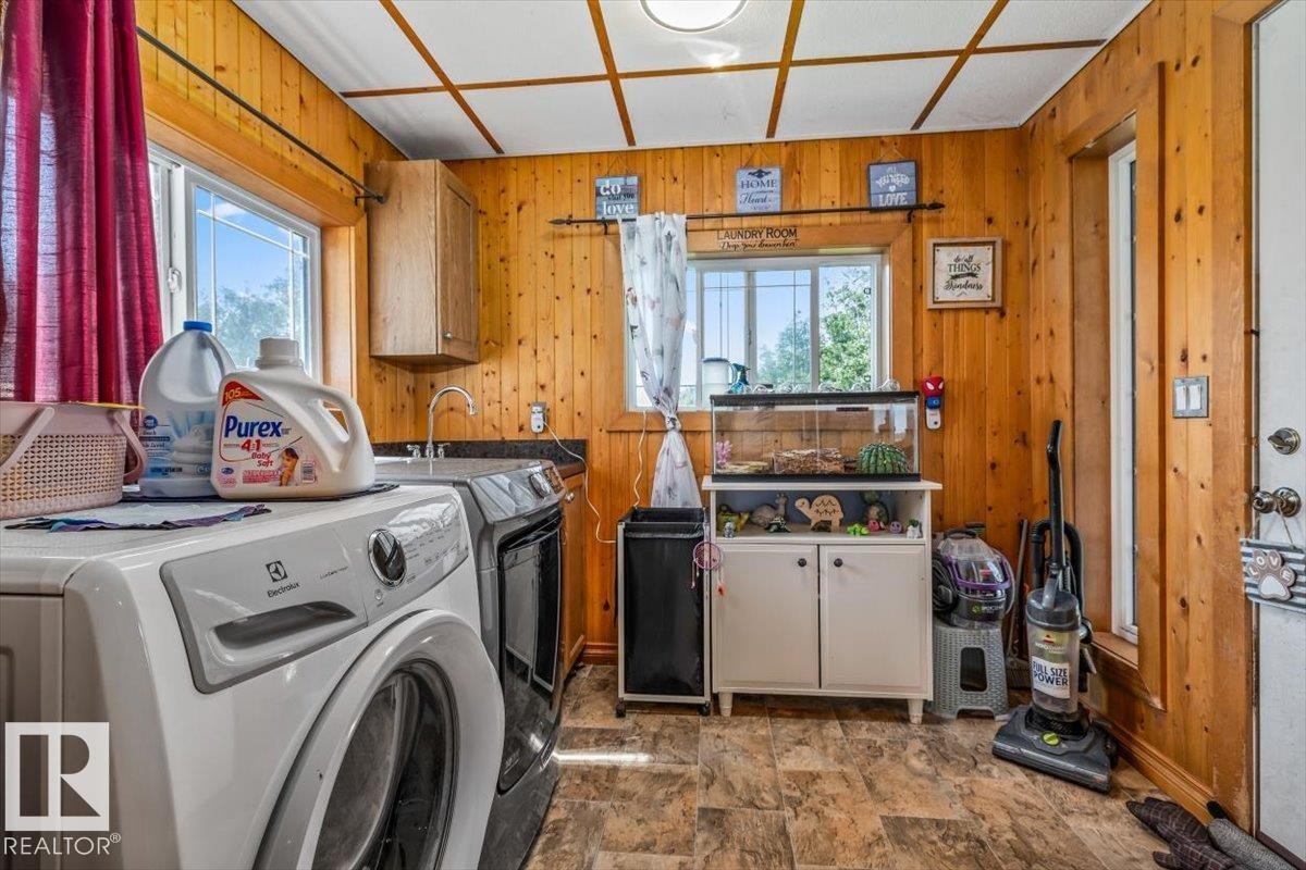 54115 Range Road 270, Rural Sturgeon County, AB - Indoor Photo Showing Laundry Room