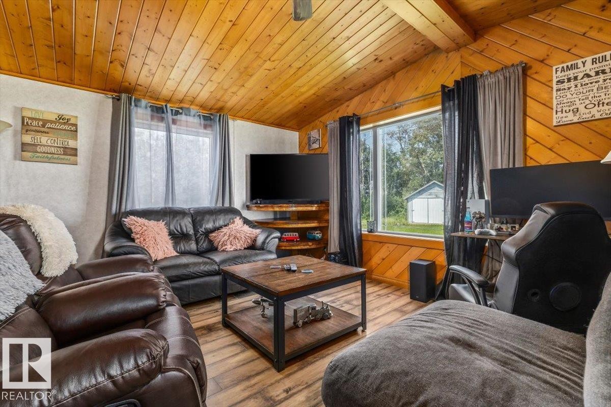 54115 Range Road 270, Rural Sturgeon County, AB - Indoor Photo Showing Living Room