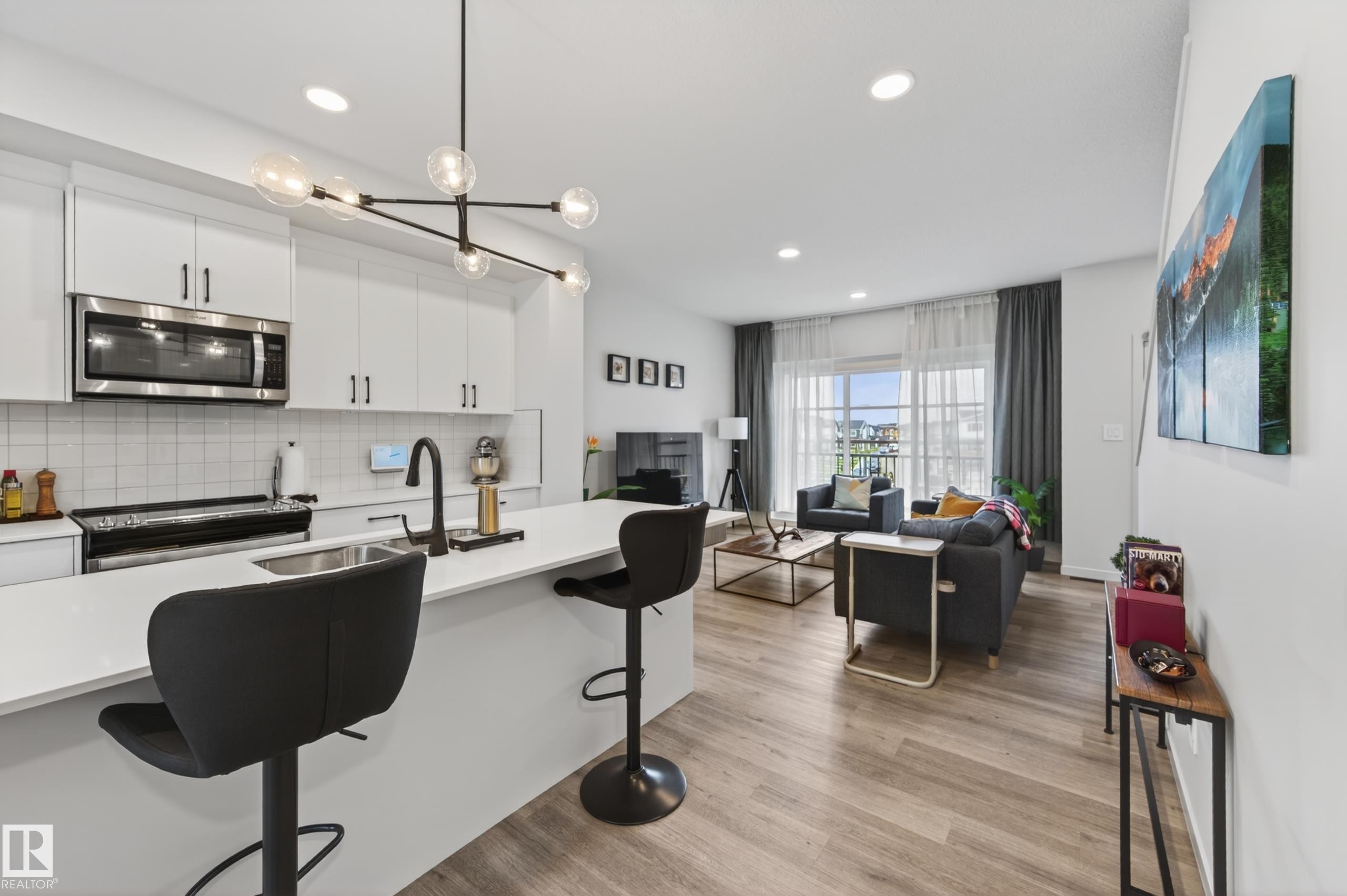 512 37 Street Sw, Edmonton, AB - Indoor Photo Showing Kitchen