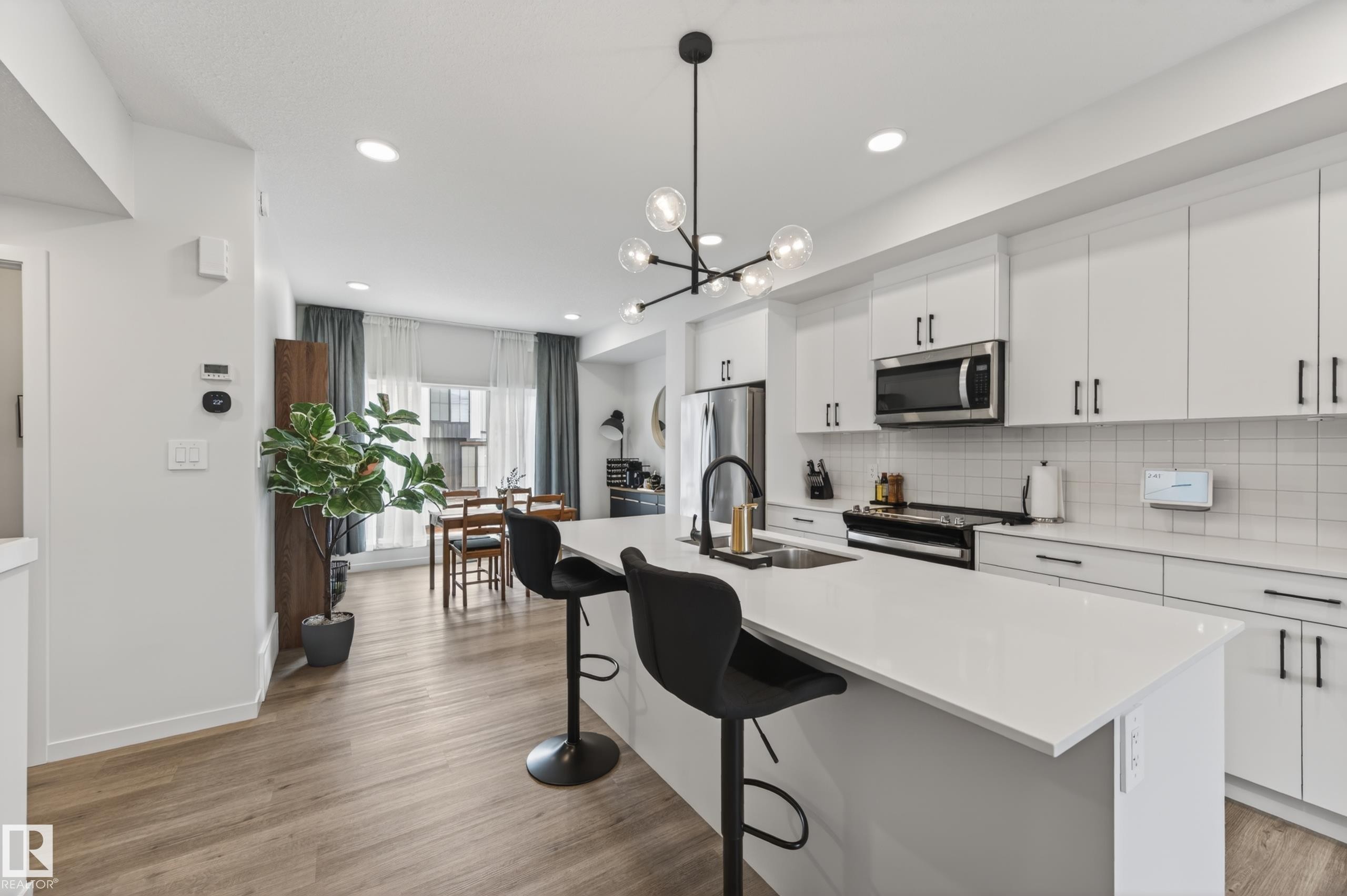 512 37 Street Sw, Edmonton, AB - Indoor Photo Showing Kitchen With Double Sink With Upgraded Kitchen