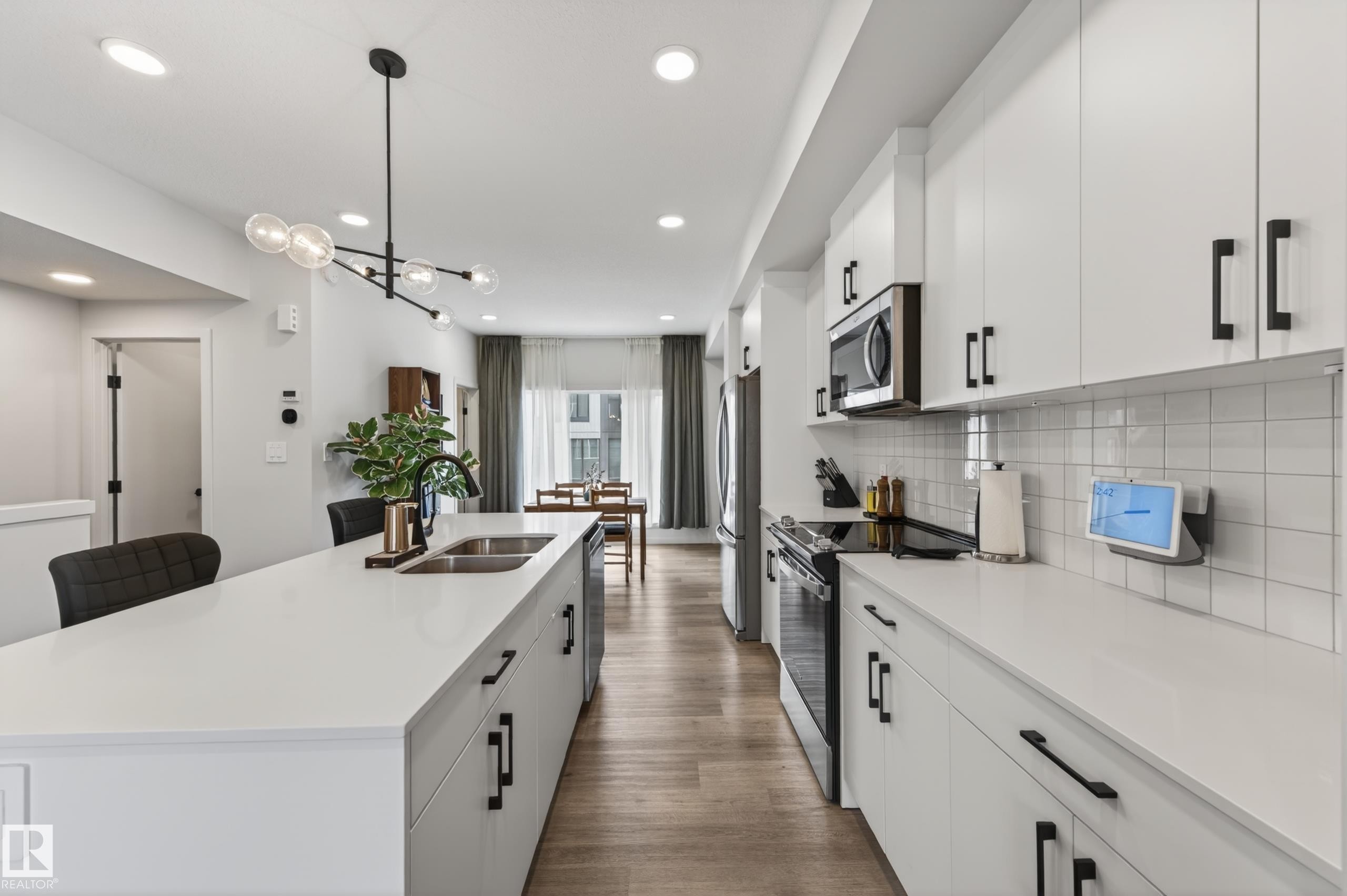 512 37 Street Sw, Edmonton, AB - Indoor Photo Showing Kitchen With Double Sink With Upgraded Kitchen