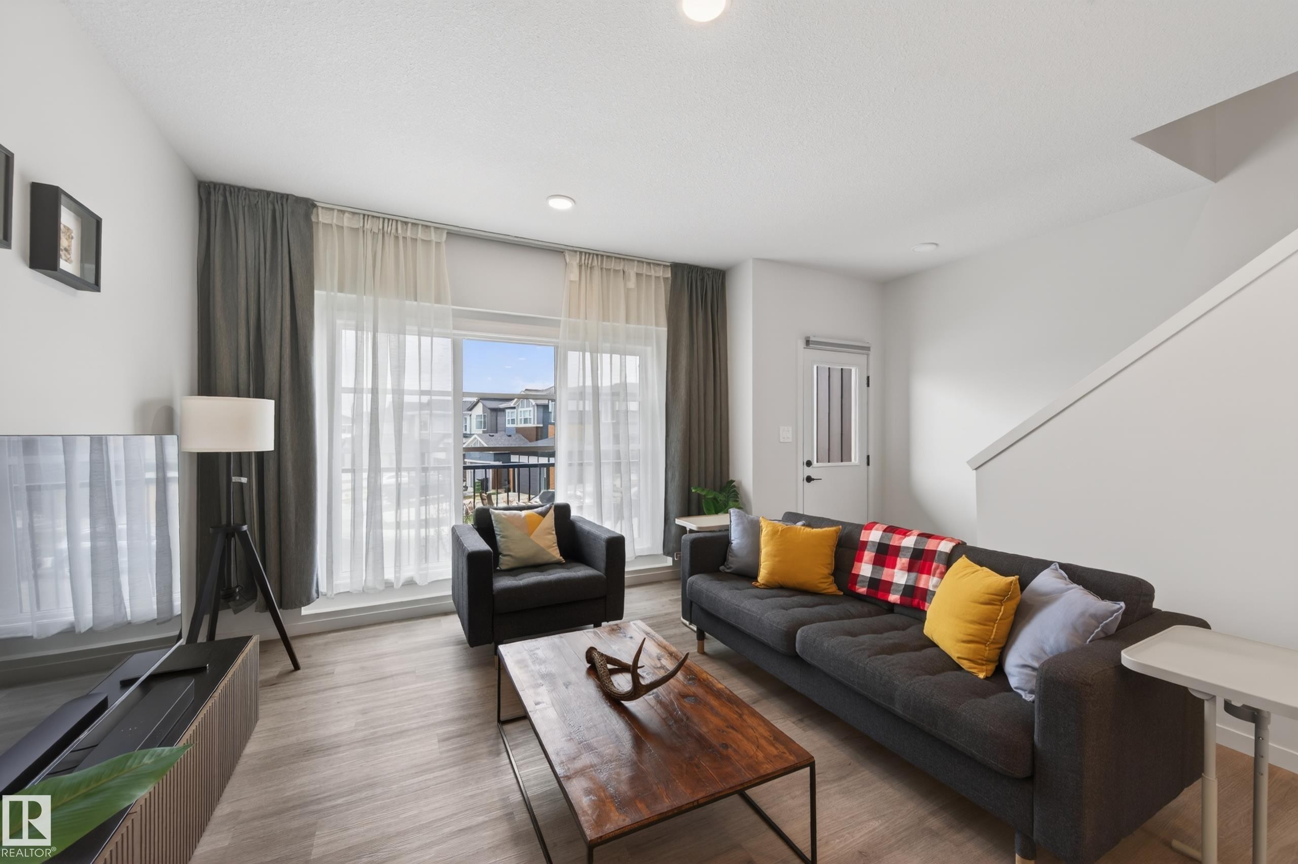 512 37 Street Sw, Edmonton, AB - Indoor Photo Showing Living Room