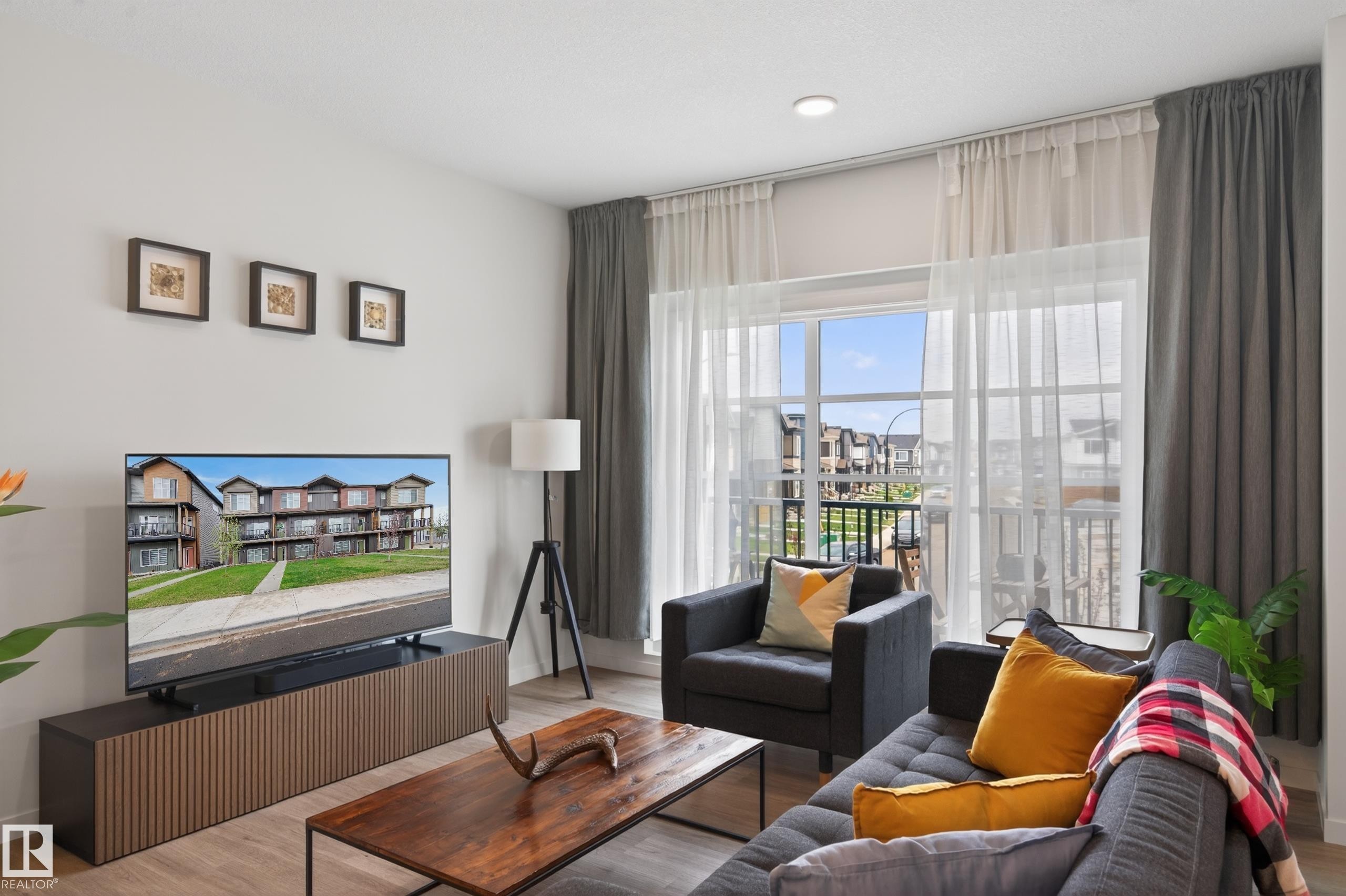 512 37 Street Sw, Edmonton, AB - Indoor Photo Showing Living Room