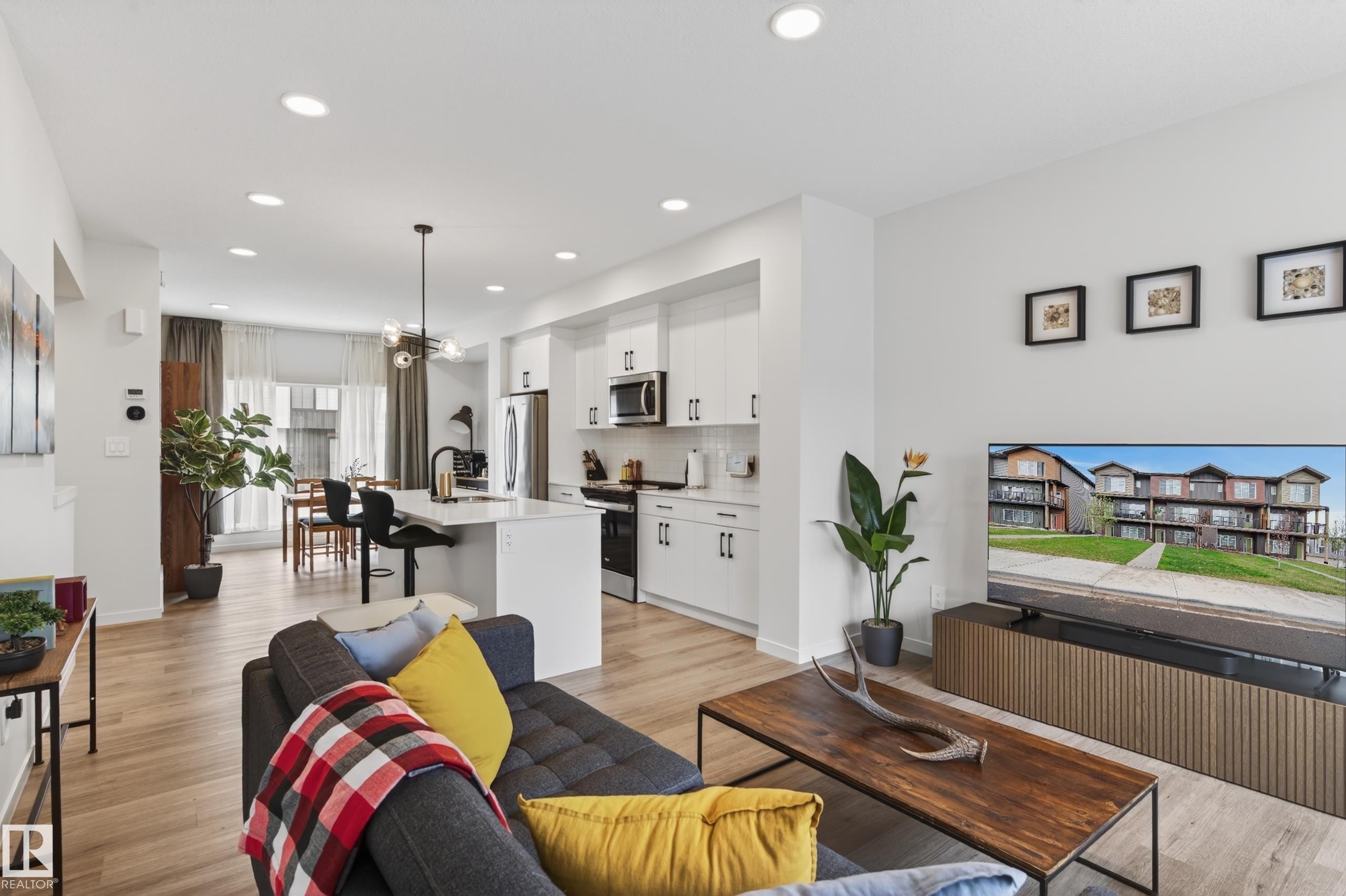 512 37 Street Sw, Edmonton, AB - Indoor Photo Showing Living Room