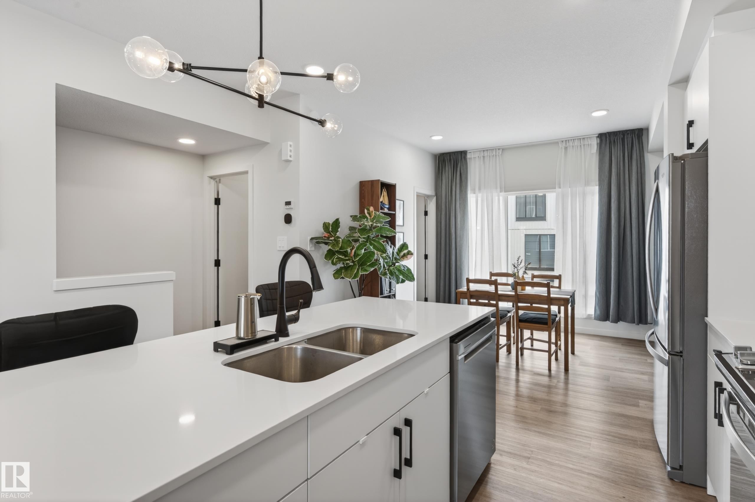 512 37 Street Sw, Edmonton, AB - Indoor Photo Showing Kitchen With Double Sink