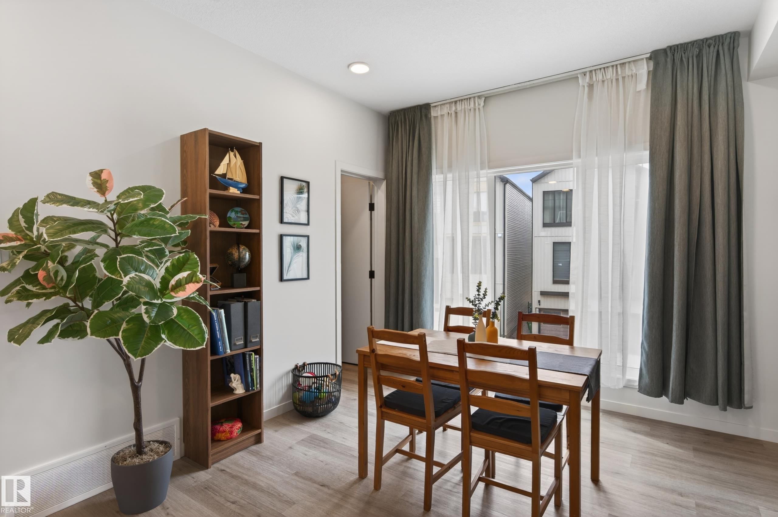 512 37 Street Sw, Edmonton, AB - Indoor Photo Showing Dining Room