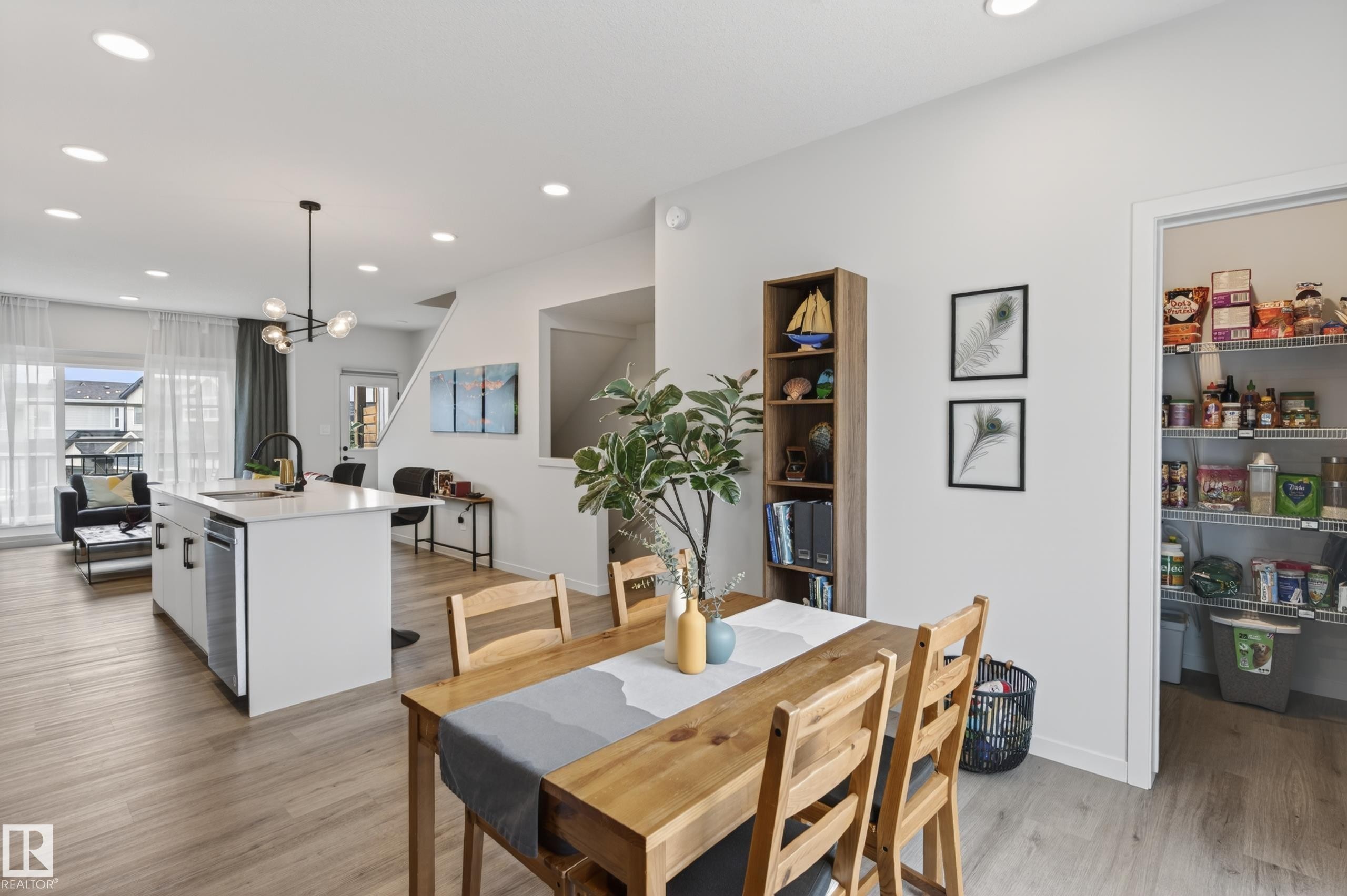 512 37 Street Sw, Edmonton, AB - Indoor Photo Showing Other Room