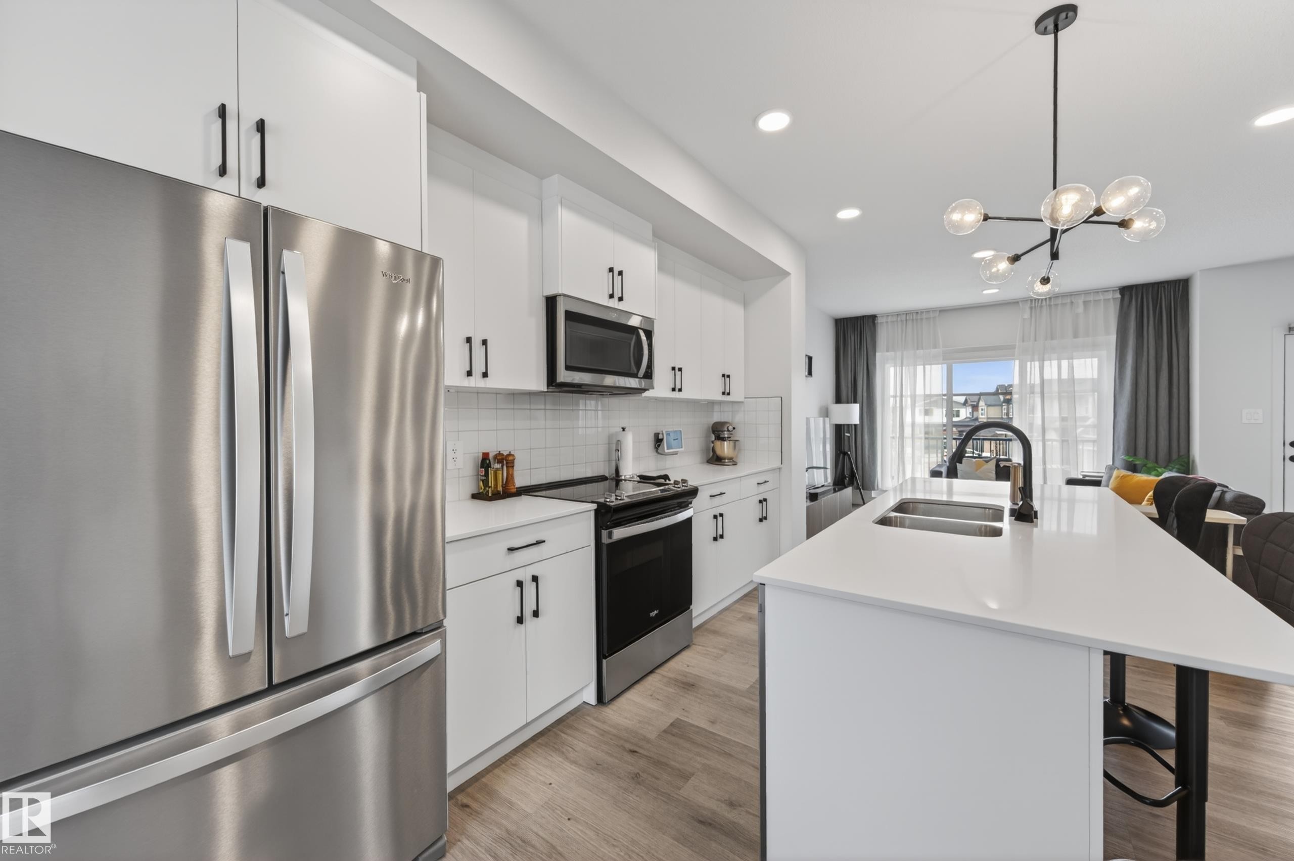 512 37 Street Sw, Edmonton, AB - Indoor Photo Showing Kitchen With Stainless Steel Kitchen With Double Sink With Upgraded Kitchen