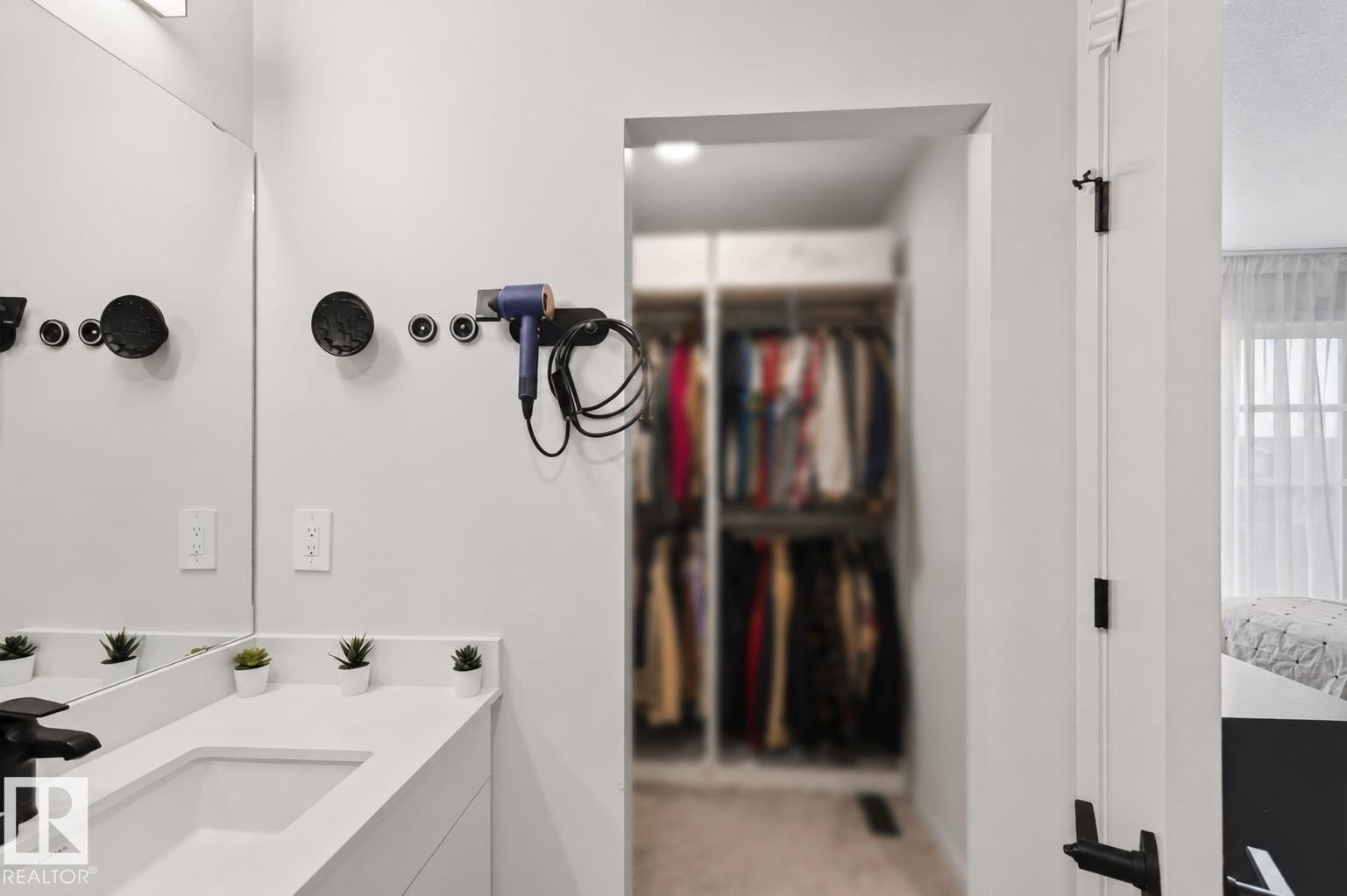 512 37 Street Sw, Edmonton, AB - Indoor Photo Showing Bathroom