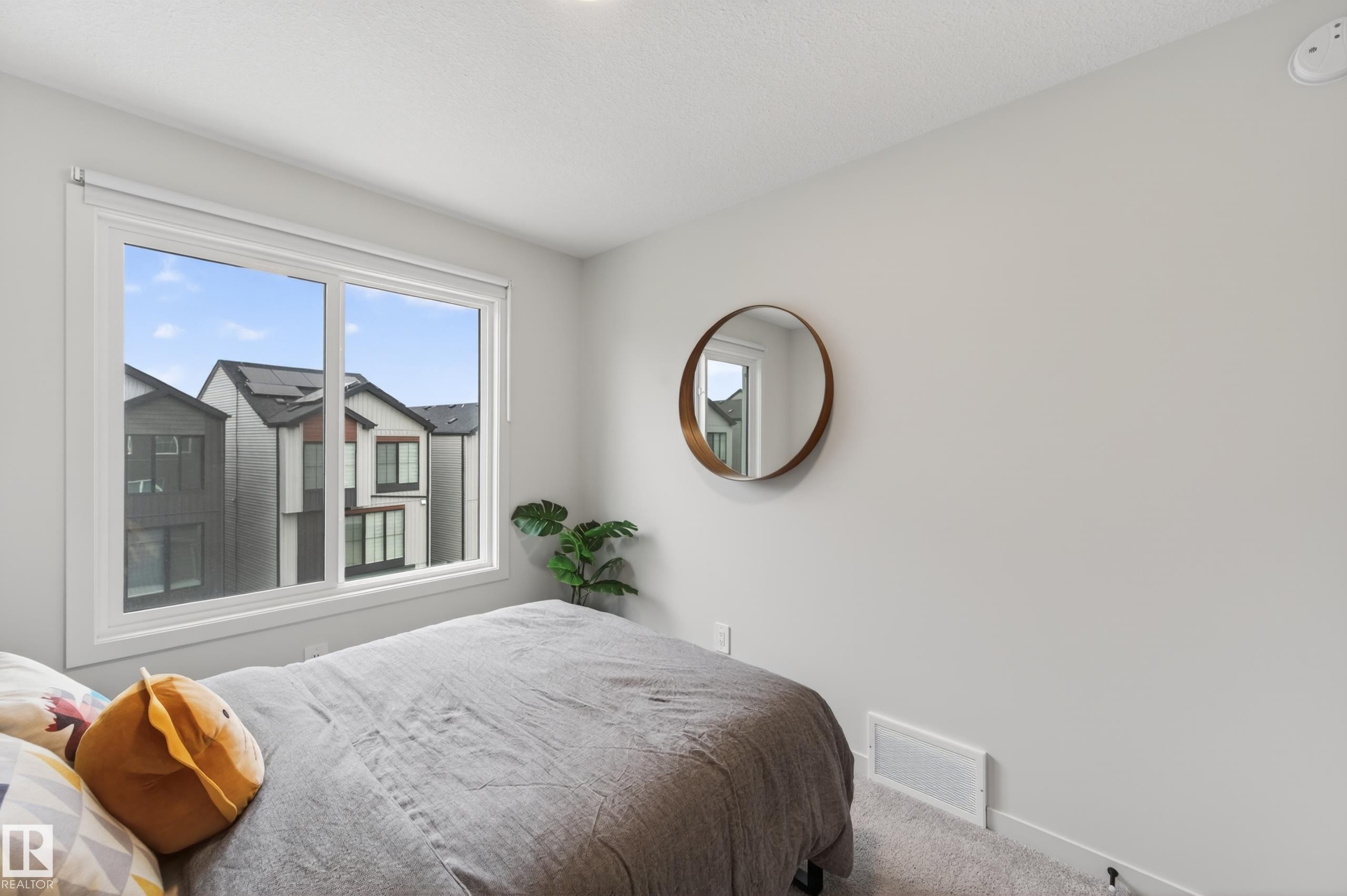512 37 Street Sw, Edmonton, AB - Indoor Photo Showing Bedroom