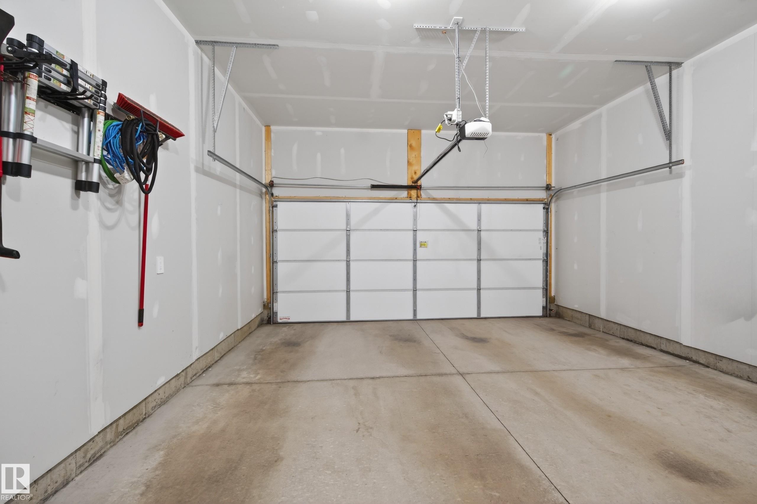 512 37 Street Sw, Edmonton, AB - Indoor Photo Showing Garage