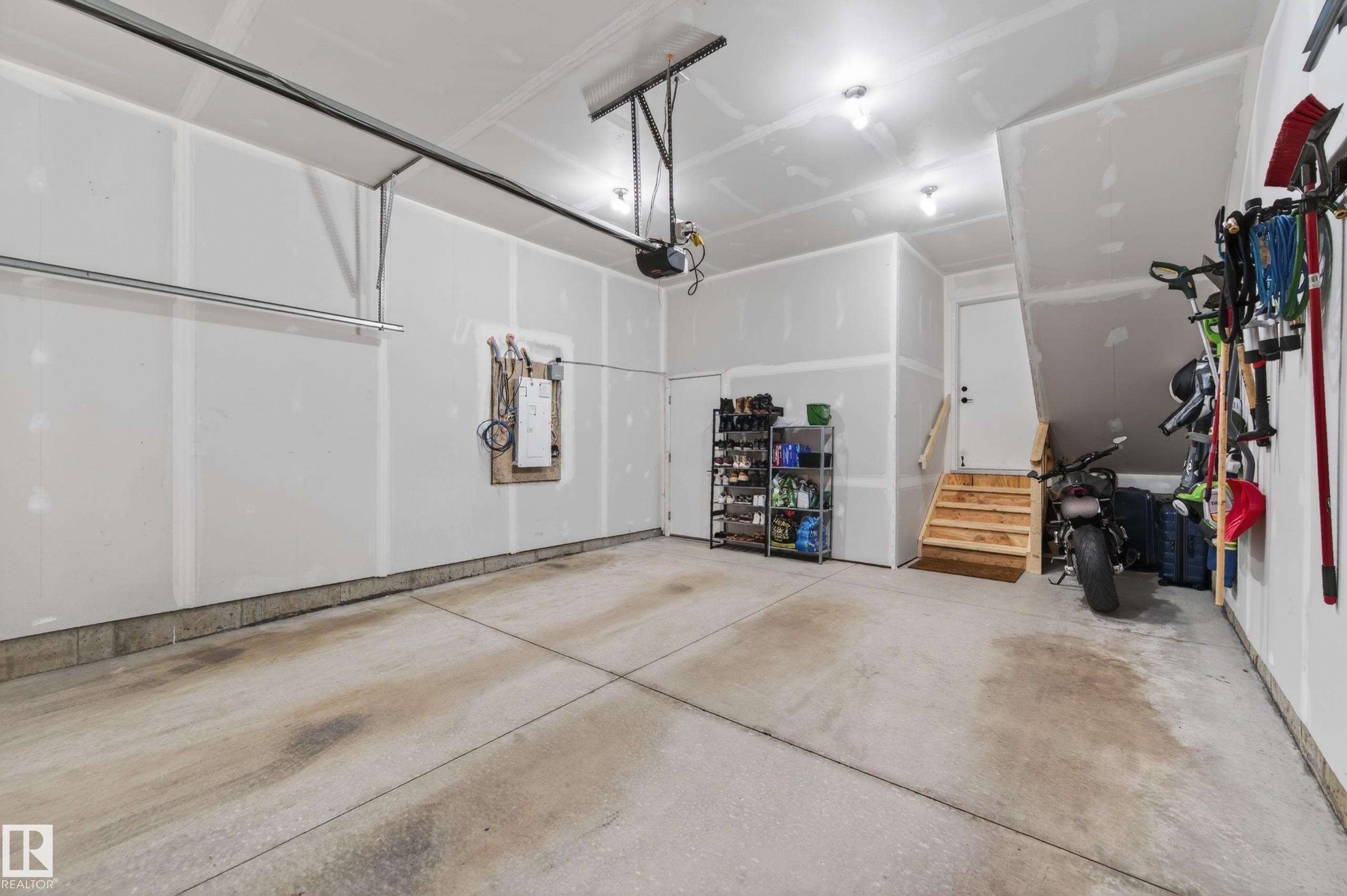 512 37 Street Sw, Edmonton, AB - Indoor Photo Showing Garage