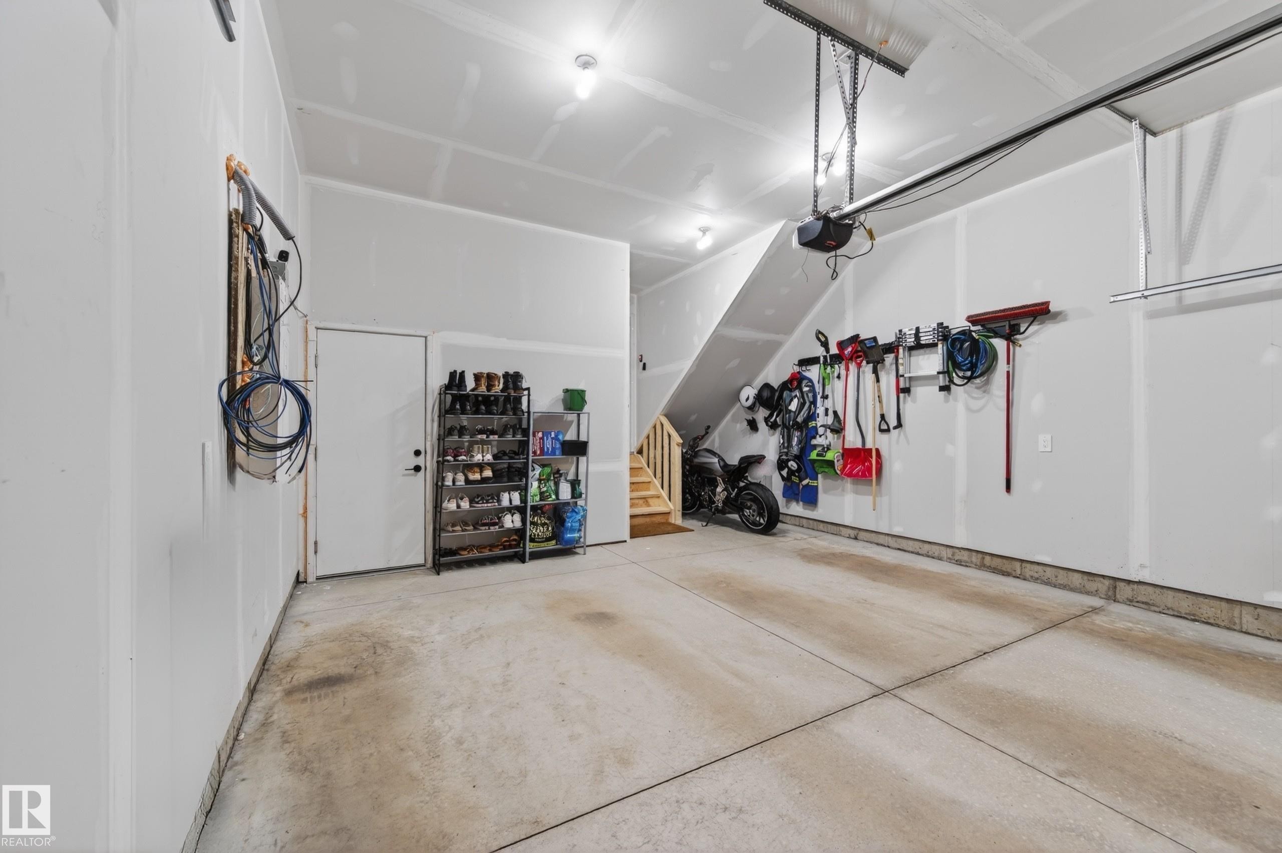512 37 Street Sw, Edmonton, AB - Indoor Photo Showing Garage