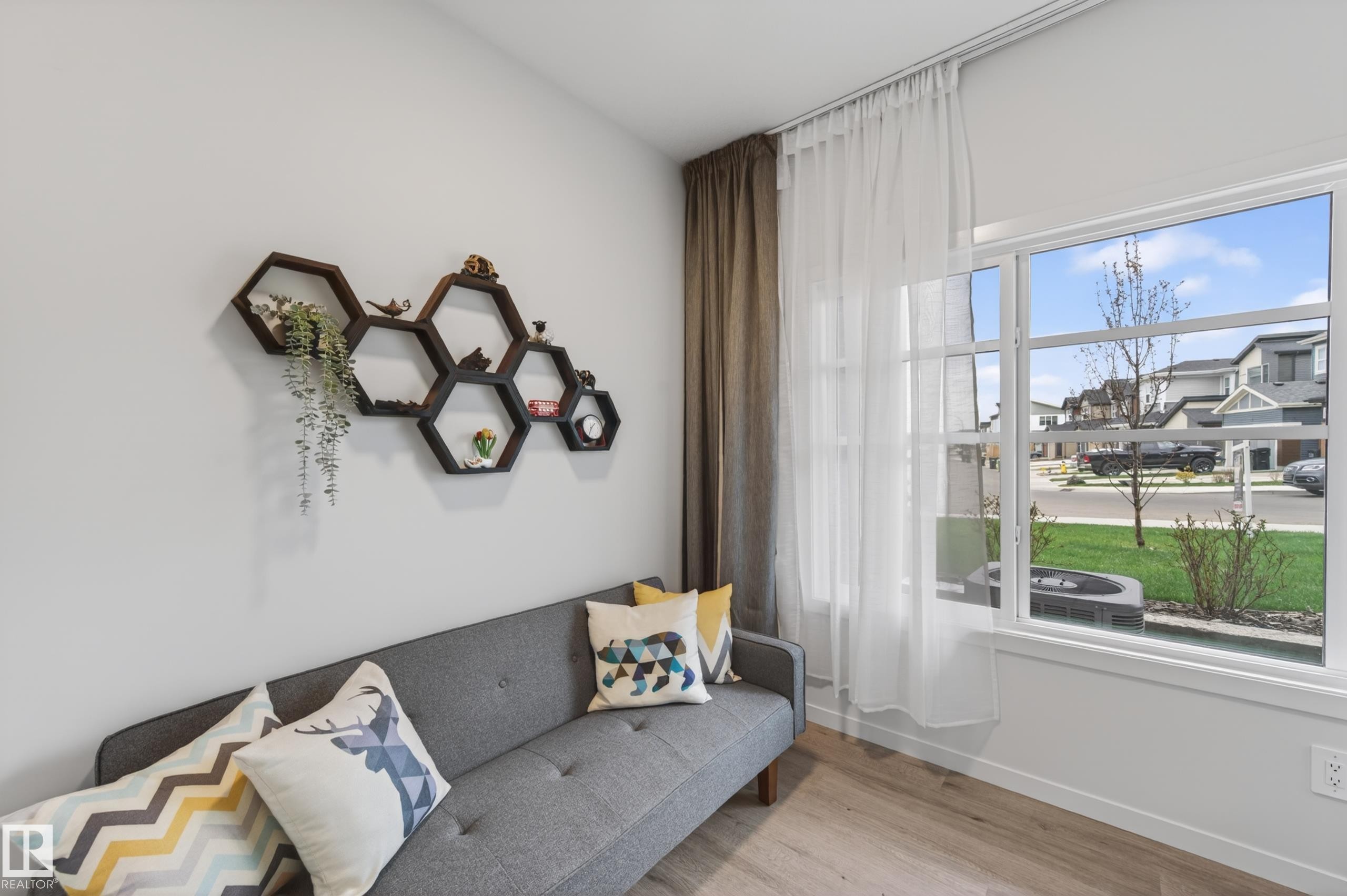 512 37 Street Sw, Edmonton, AB - Indoor