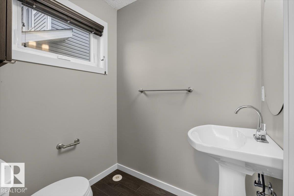632 42 Avenue Nw, Edmonton, AB - Indoor Photo Showing Bathroom