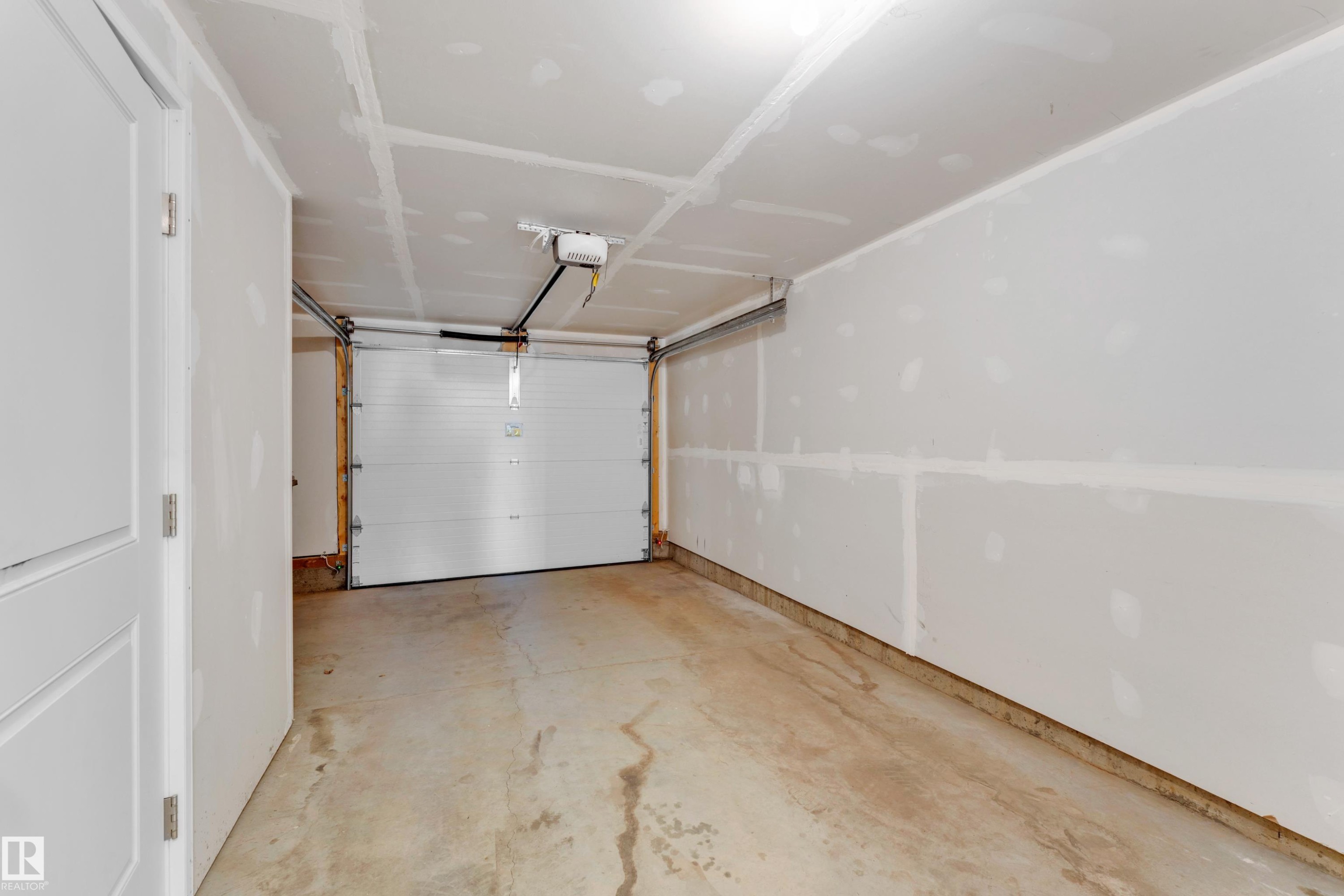 22711 84 Avenue Nw, Edmonton, AB - Indoor Photo Showing Garage