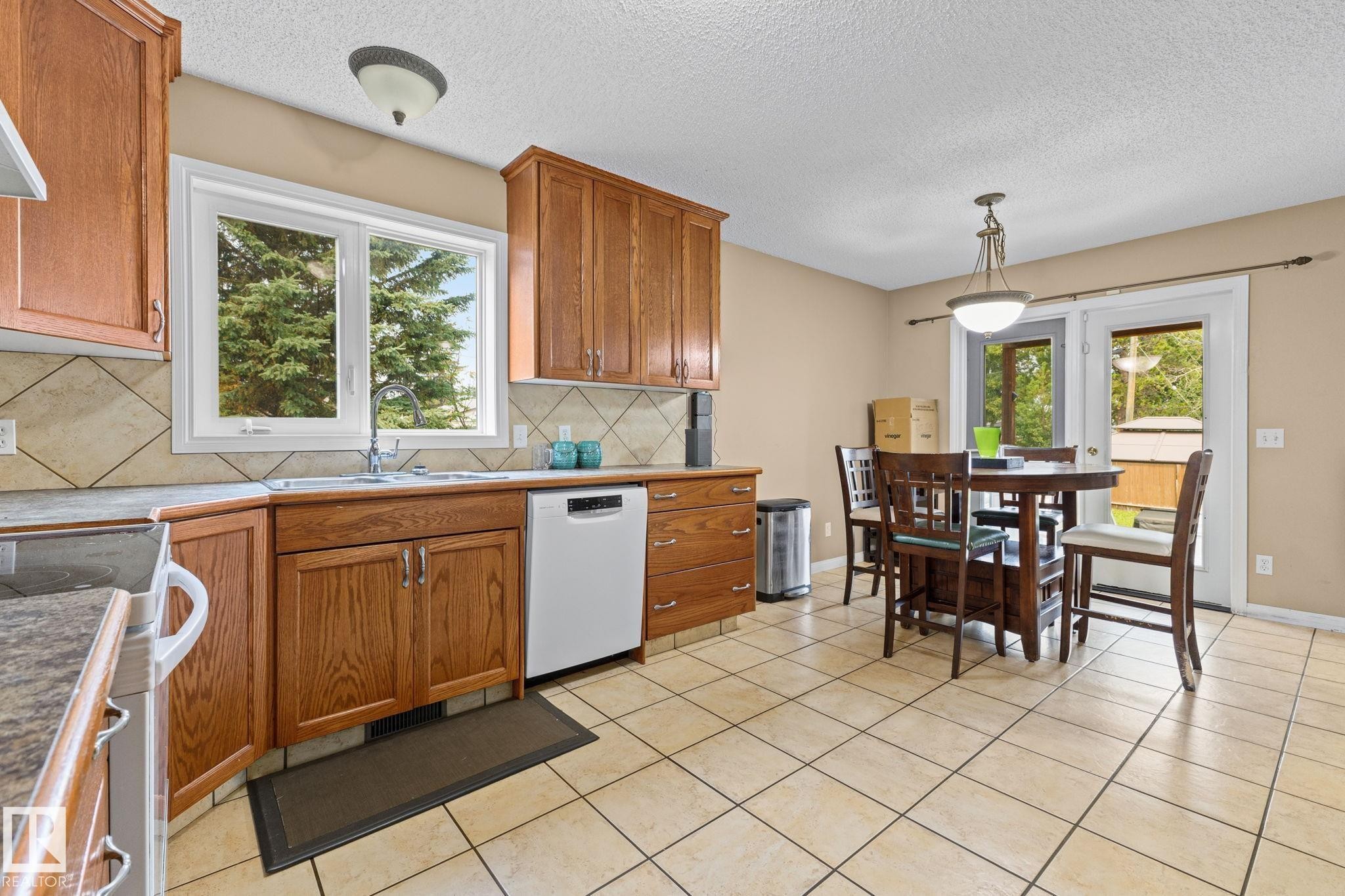 4712 48 Street, Onoway, AB - Indoor