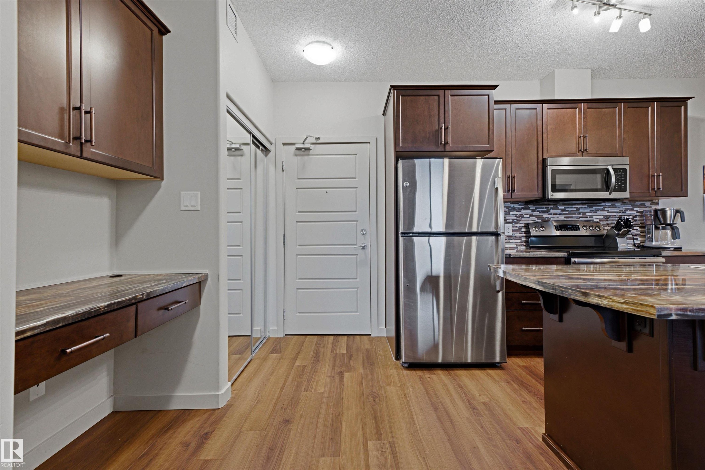 #120 320 Ambleside Link Li Sw, Edmonton, AB - Indoor Photo Showing Kitchen