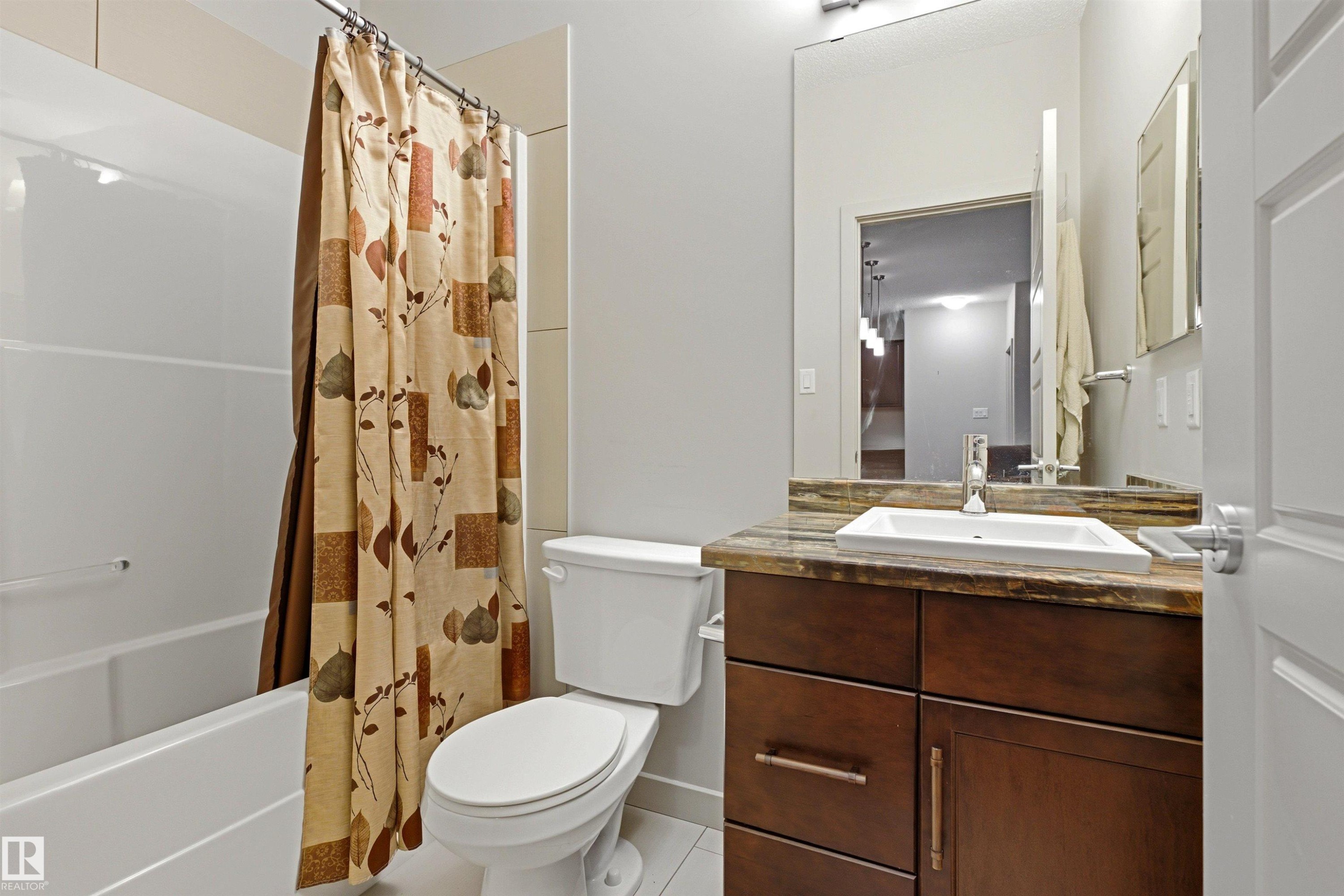 #120 320 Ambleside Link Li Sw, Edmonton, AB - Indoor Photo Showing Bathroom