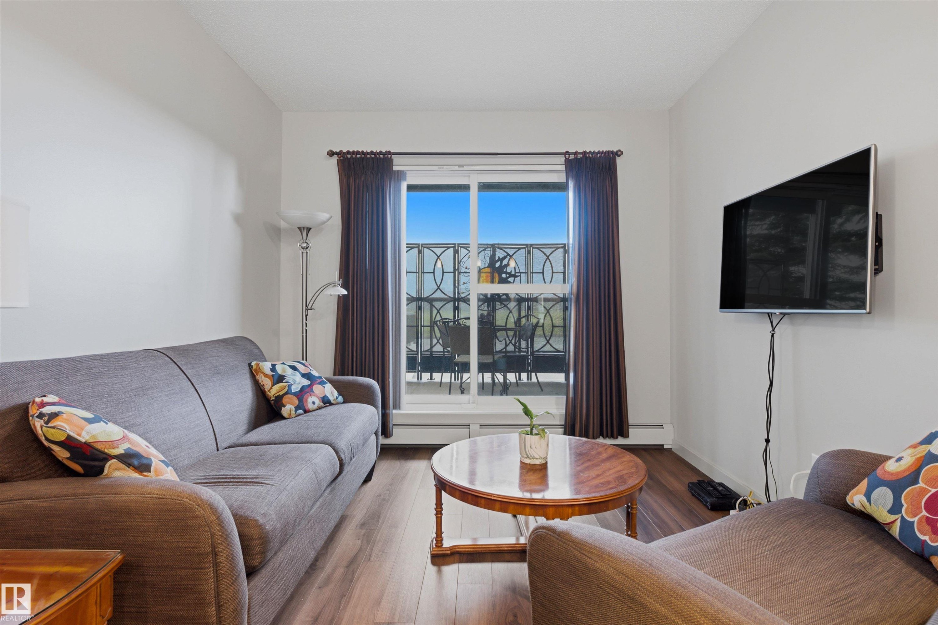 #120 320 Ambleside Link Li Sw, Edmonton, AB - Indoor Photo Showing Living Room