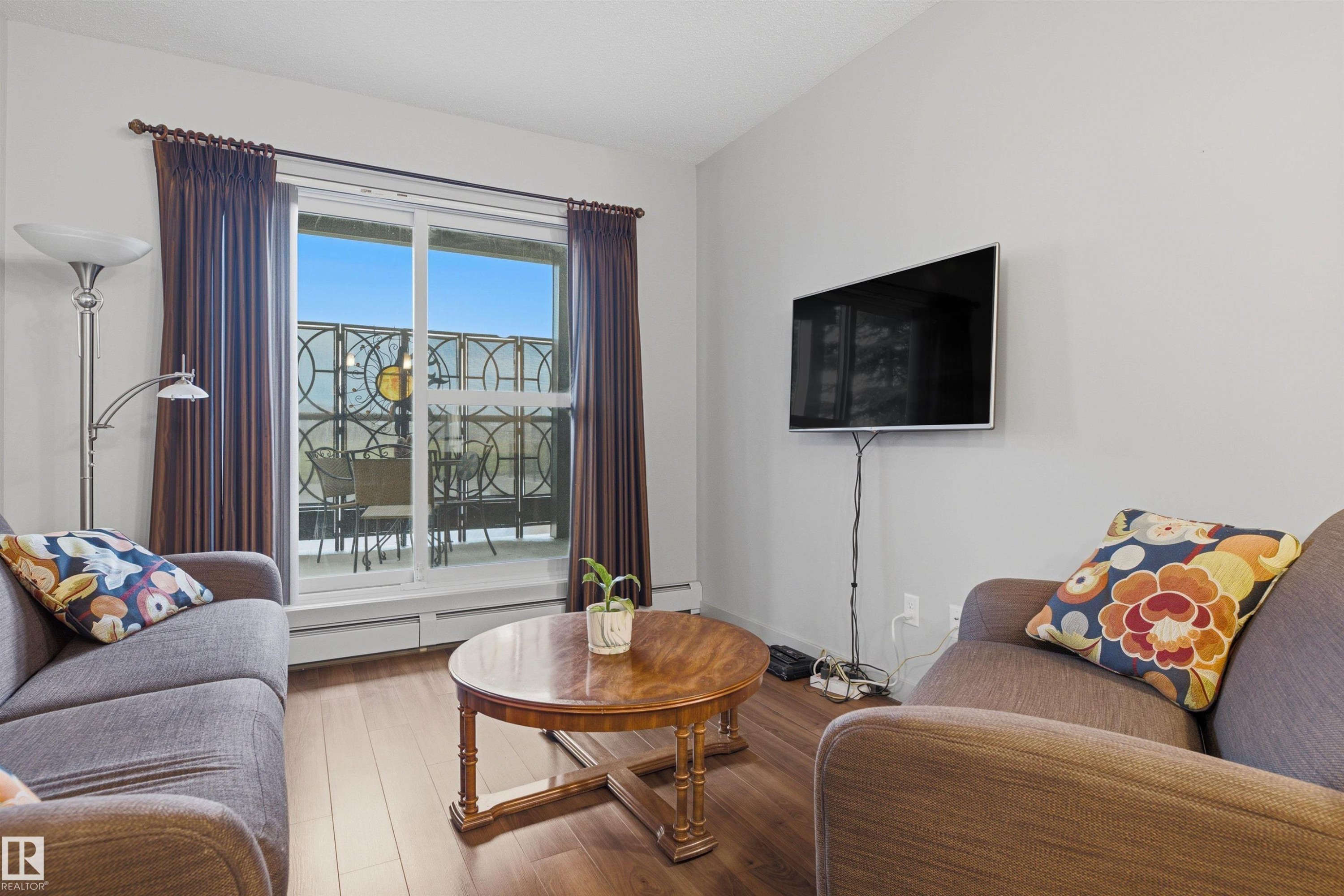 #120 320 Ambleside Link Li Sw, Edmonton, AB - Indoor Photo Showing Living Room