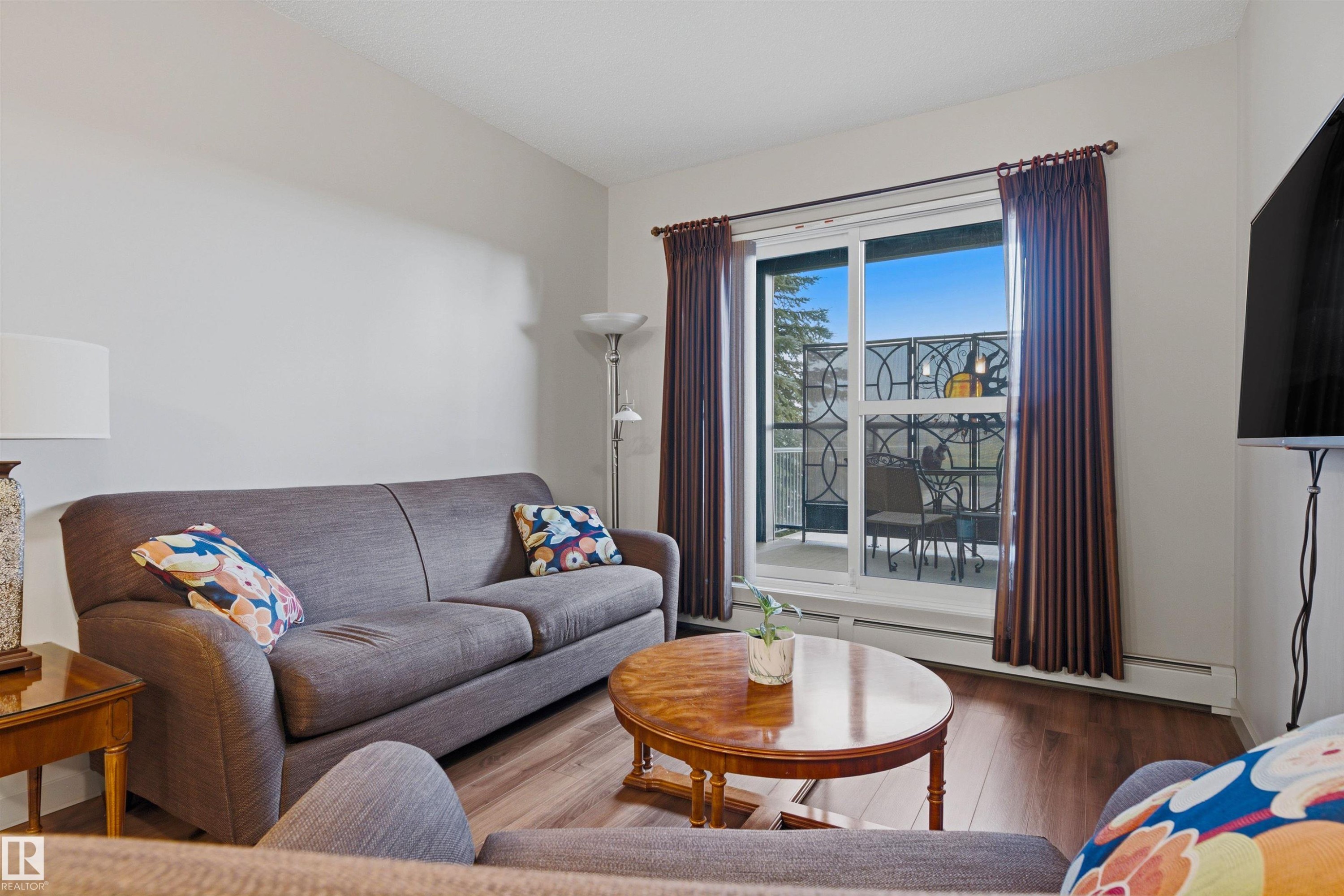 #120 320 Ambleside Link Li Sw, Edmonton, AB - Indoor Photo Showing Living Room