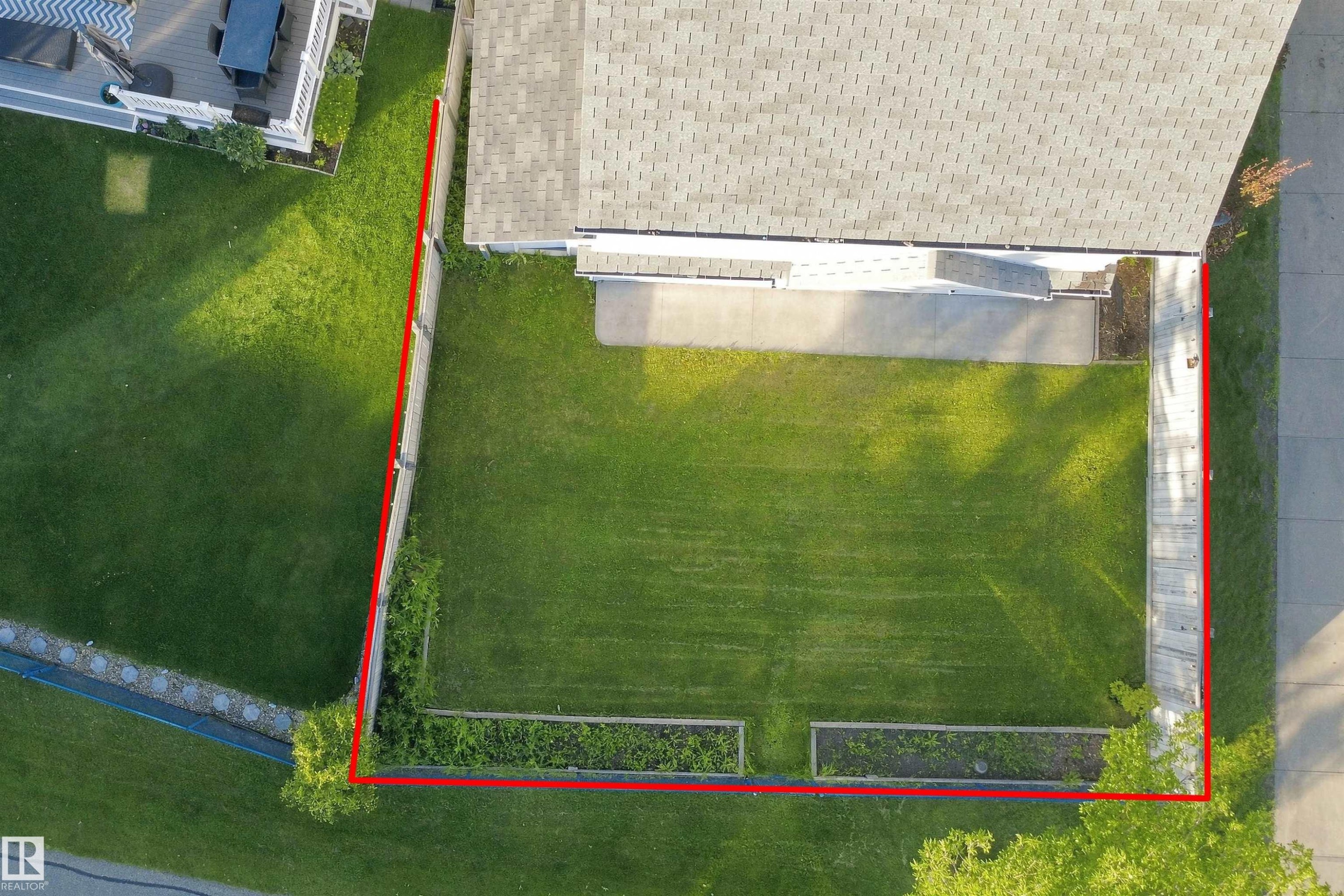 Expansive green lawn with established fence line - 1328 80 Street Sw, Edmonton, AB - Other
