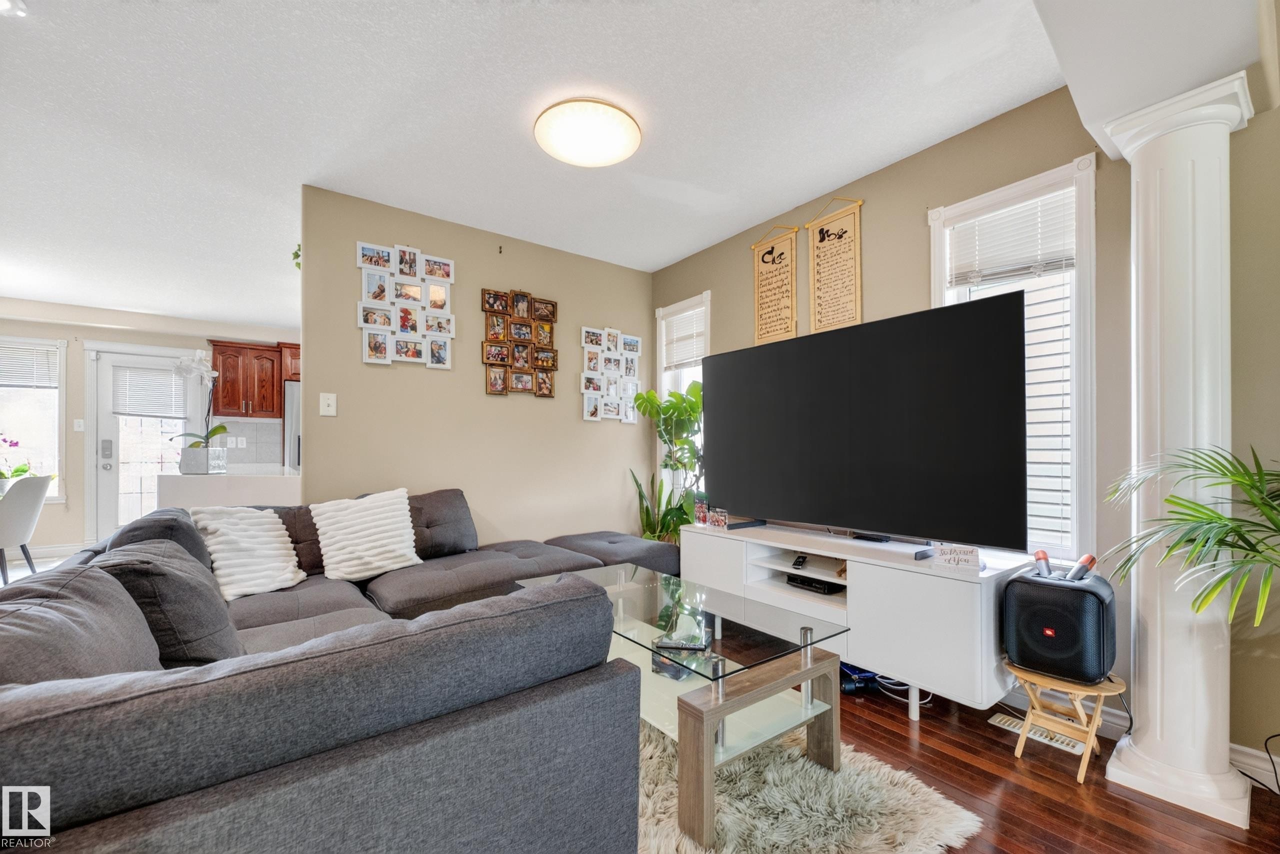 6514 106 Street Nw, Edmonton, AB - Indoor Photo Showing Living Room